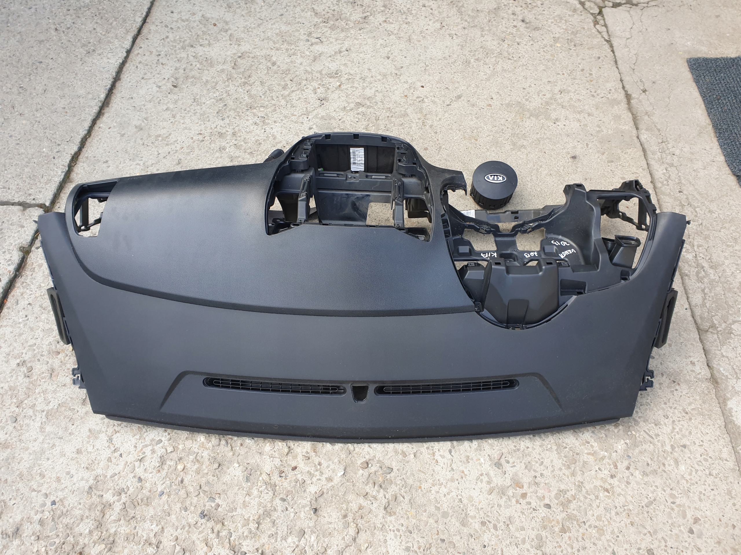 dashboard instrument panel cockpit 2 airbags 2 tension belts KIA VENGA 2009