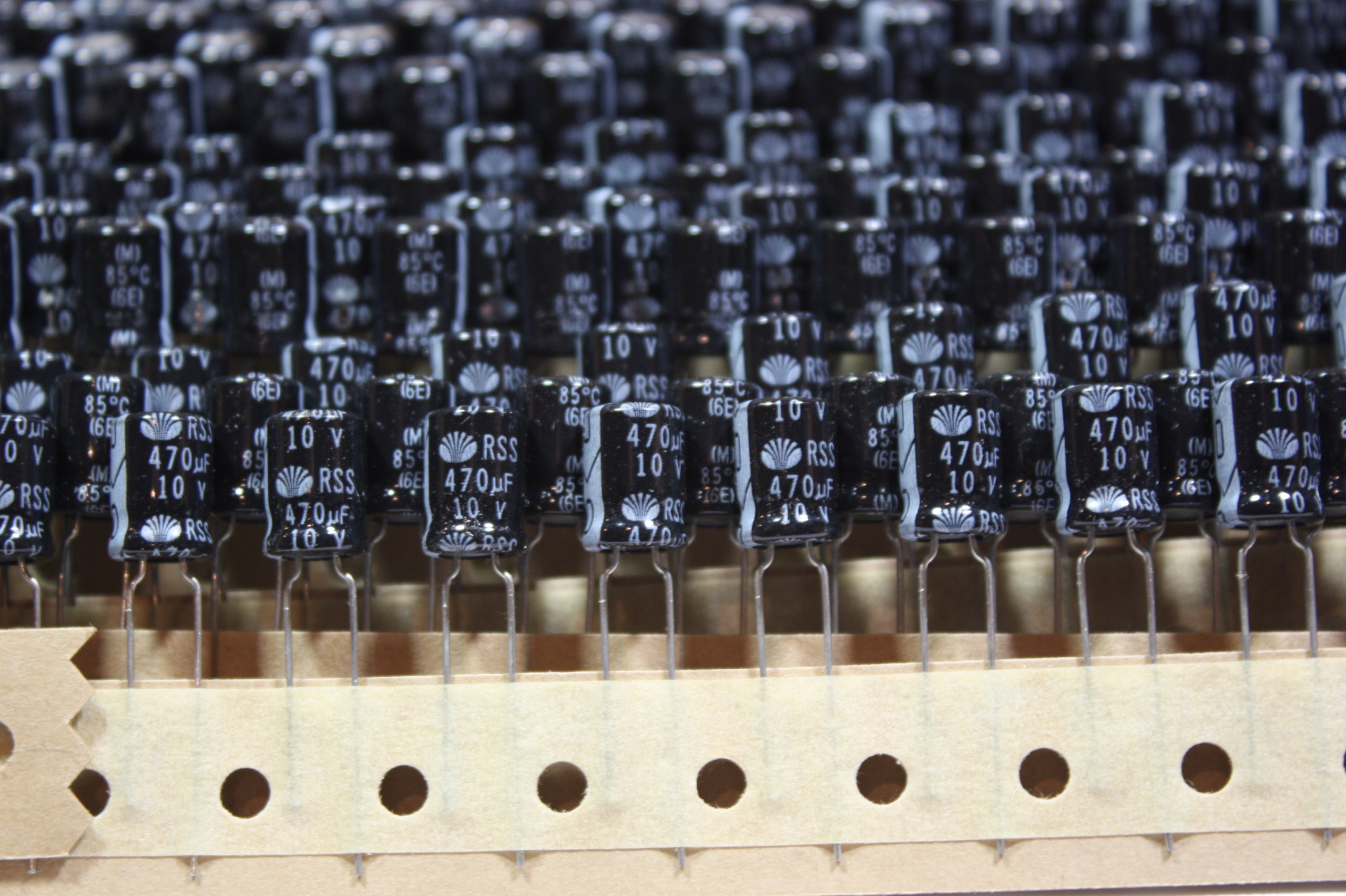 Kondensator elektrolityczny Daewoo 6H31V128 470 µF 10 V
