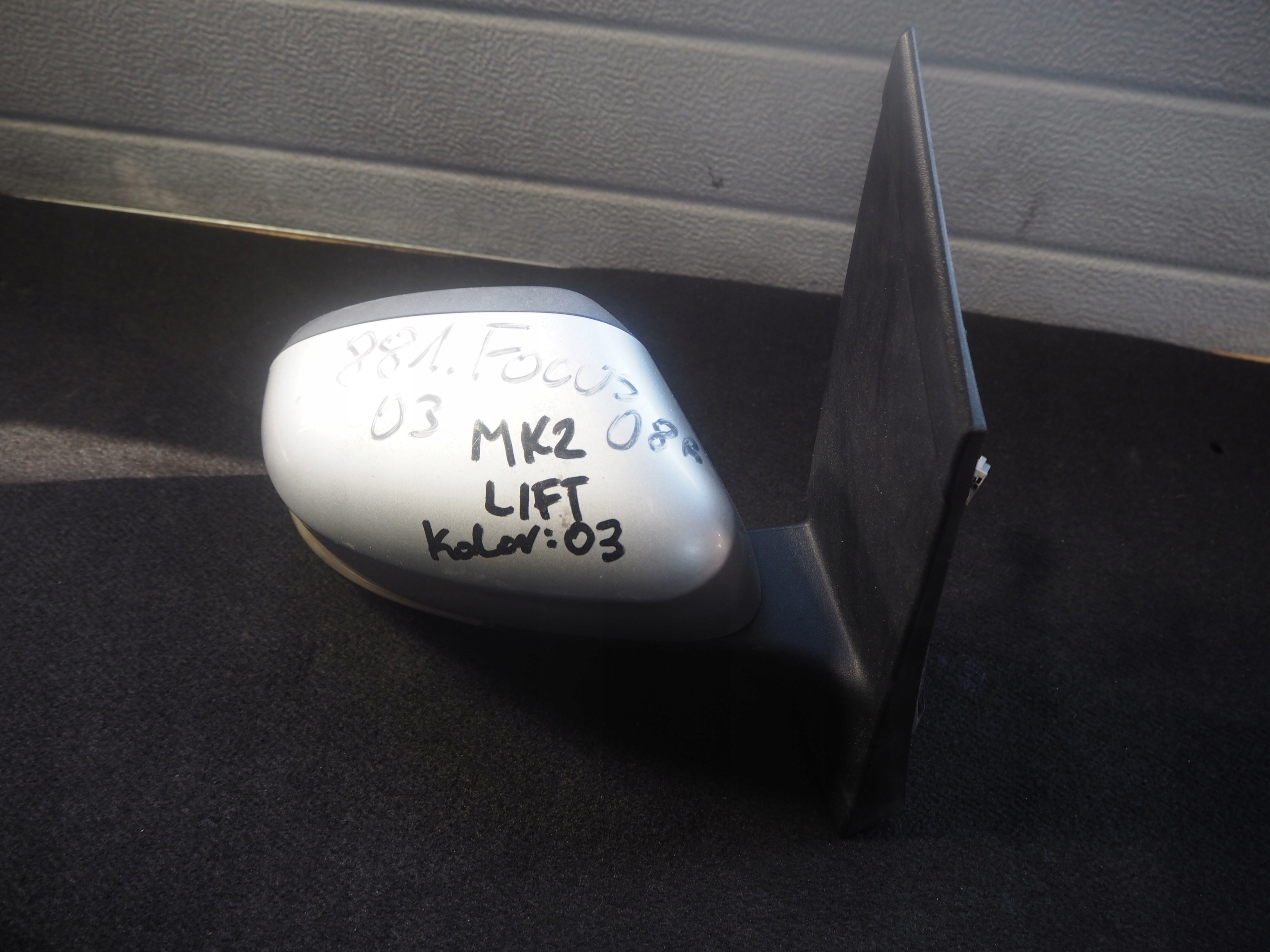 FORD FOCUS MK2 08-11R LIFT LUSTERKO PRAWE KOLOR 03 Strona zabudowy prawa