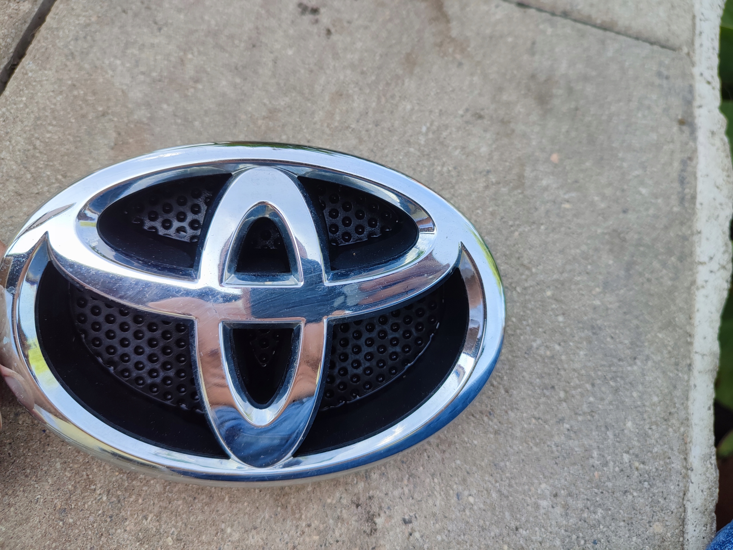 EMBLEMAT LOGO PRZÓD PRZEDNI TOYOTA YARIS III Lift AURIS I COROLLA Numer katalogowy części 75311-02140