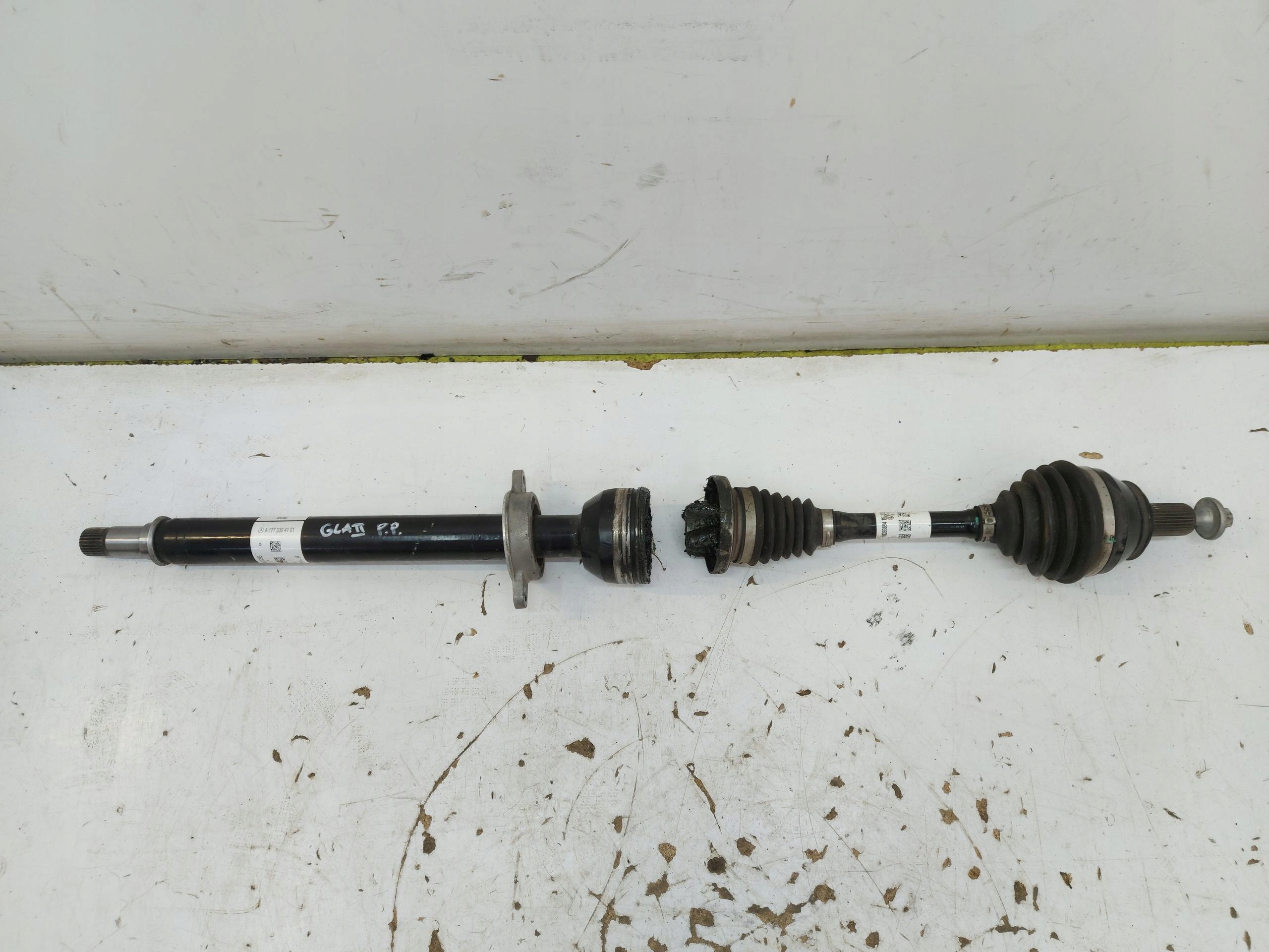 MERCEDES GLA 200 II H247 1.3TB semi-axis front right A1773300801