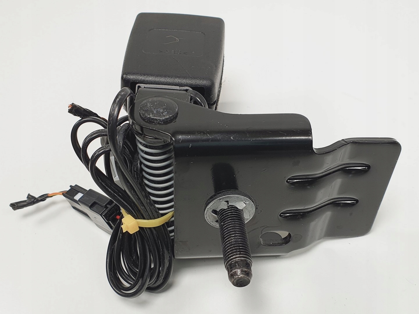 ремень безопасности зад opel ADAM 13350033