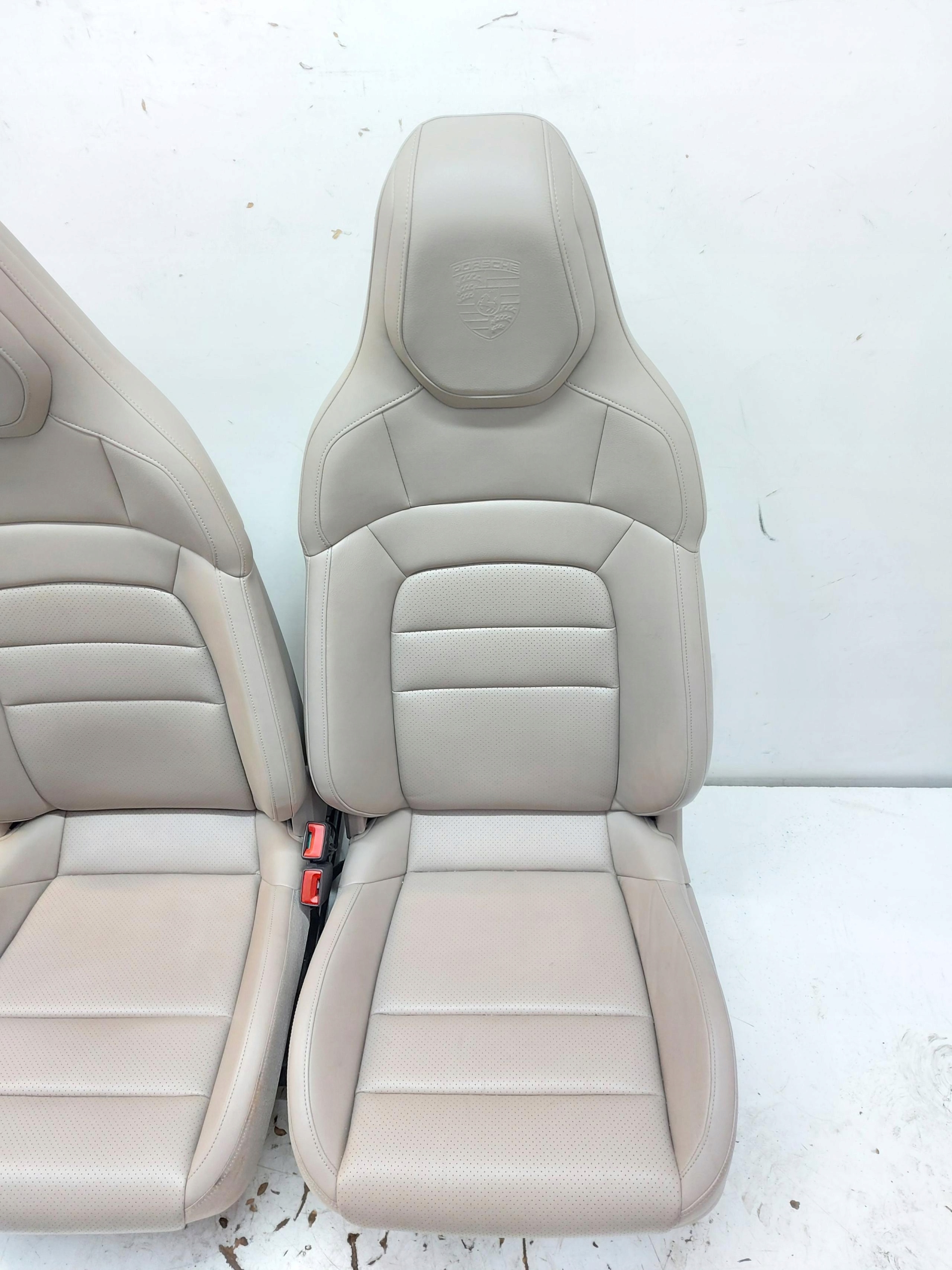Porsche Taycan 4S 9J1 2021r KANAPY seats front rear part