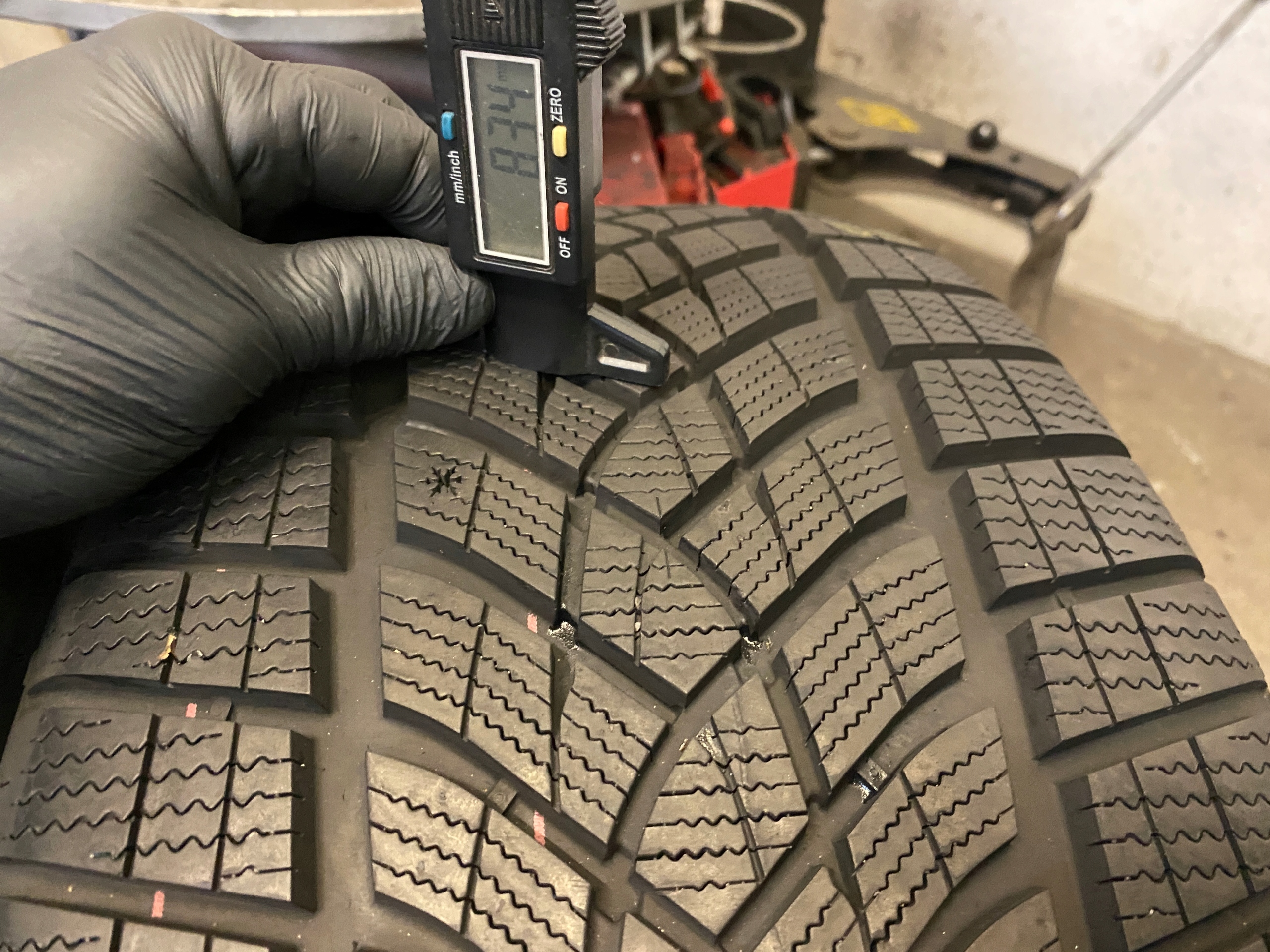 2 tyres winter 255/40R21 Goodyear Performance + as new 8mm