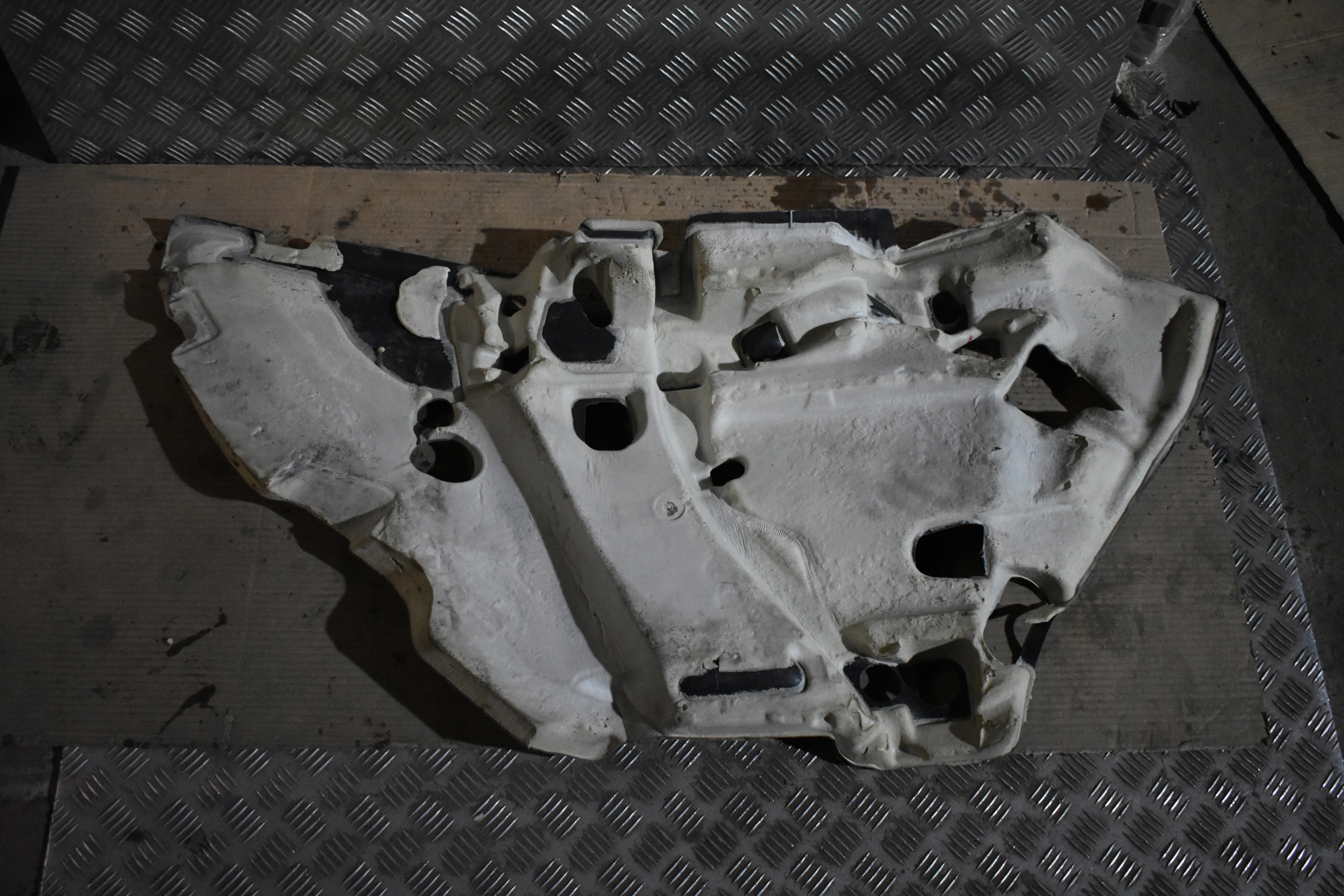 hangszigetelő sárvédöt hátsó bal MERCEDES W167 1
