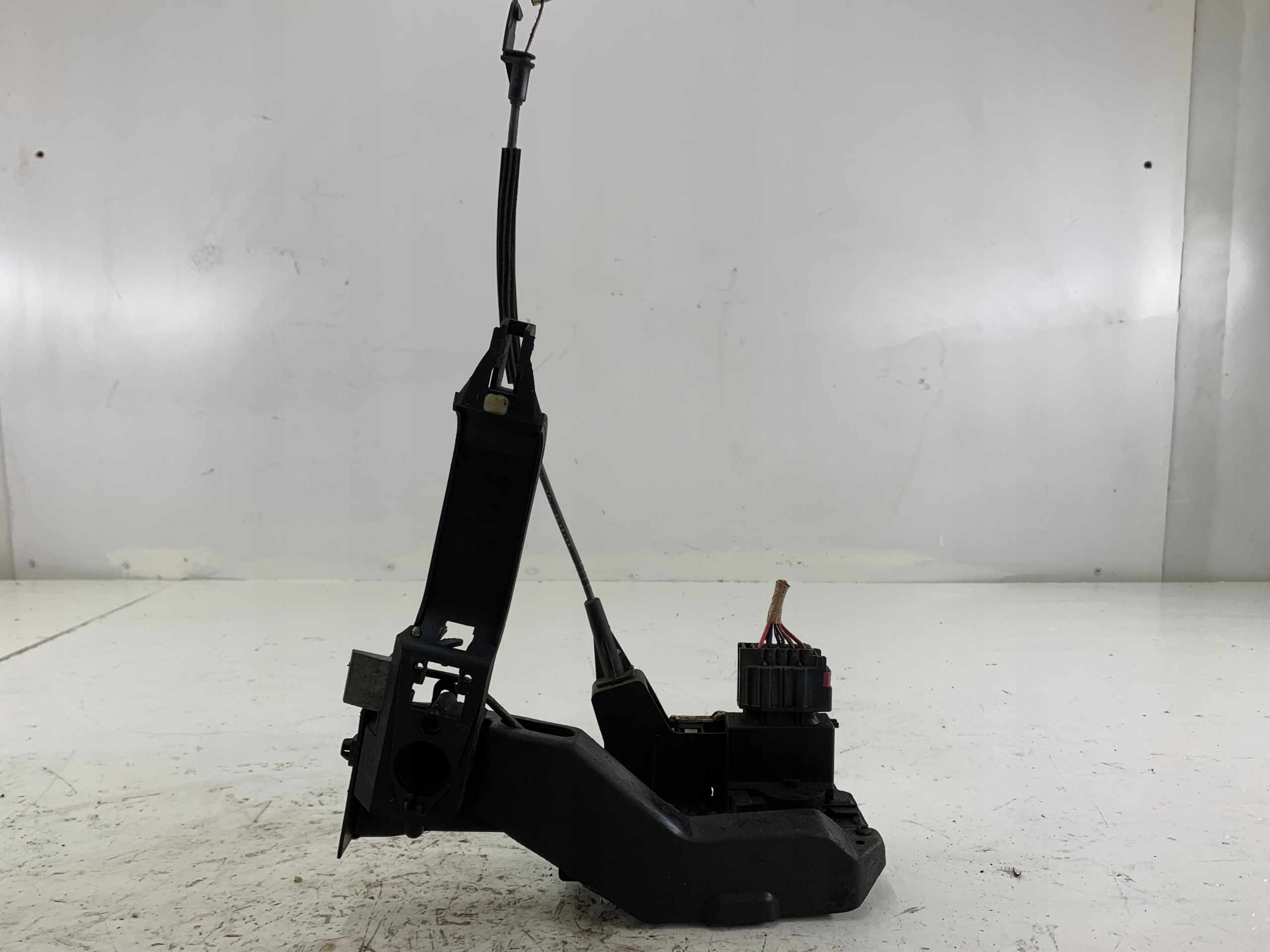 FORD MAVERICK II lock door right front YW4A-5421812-BF