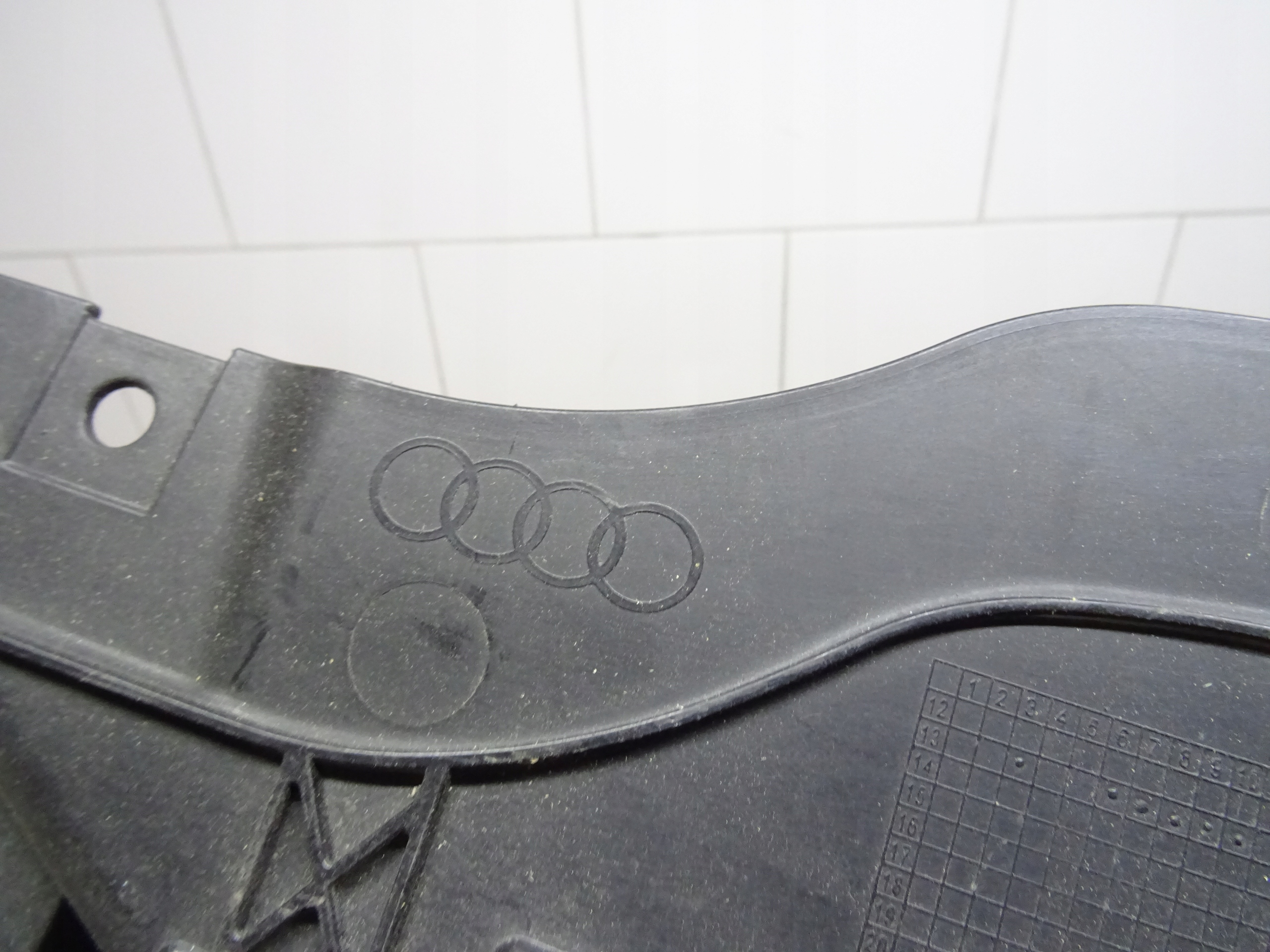 AUDI A8 D4 OSŁONA POD ZDERZAK 4H0807611B Typ silnika Benzyna Diesel