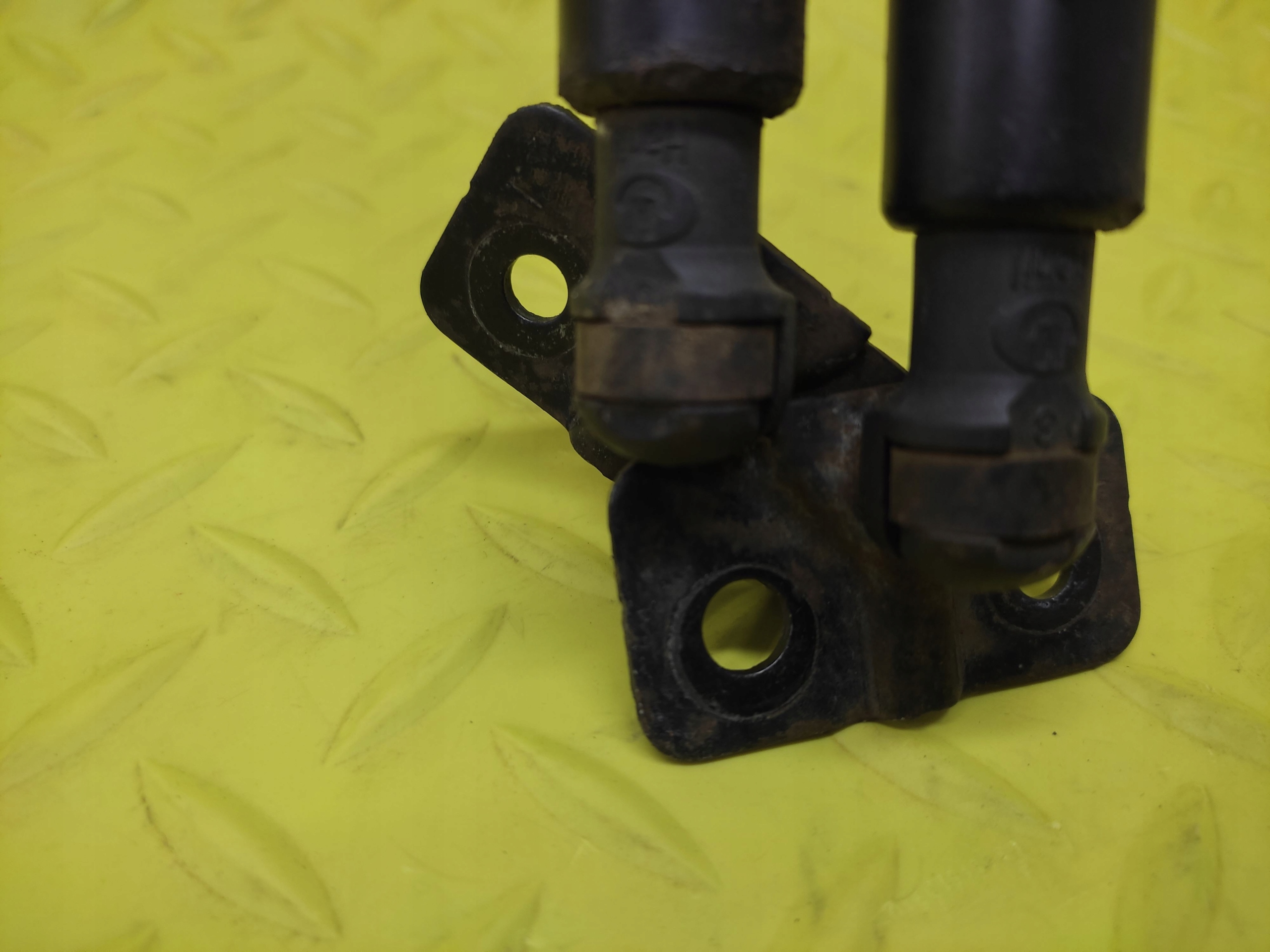 SUZUKI FORENZA SILOWNIKI bonnet rear part boot 96617850