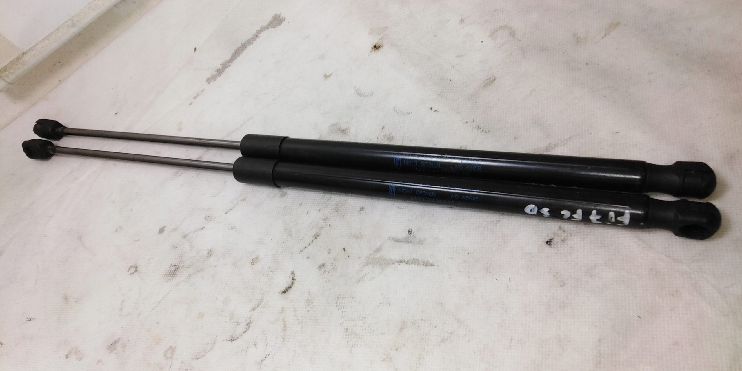 FIESTA MK7 LIFT 08-17R SIŁOWNIKI KLAPY BAGAŻNIKA