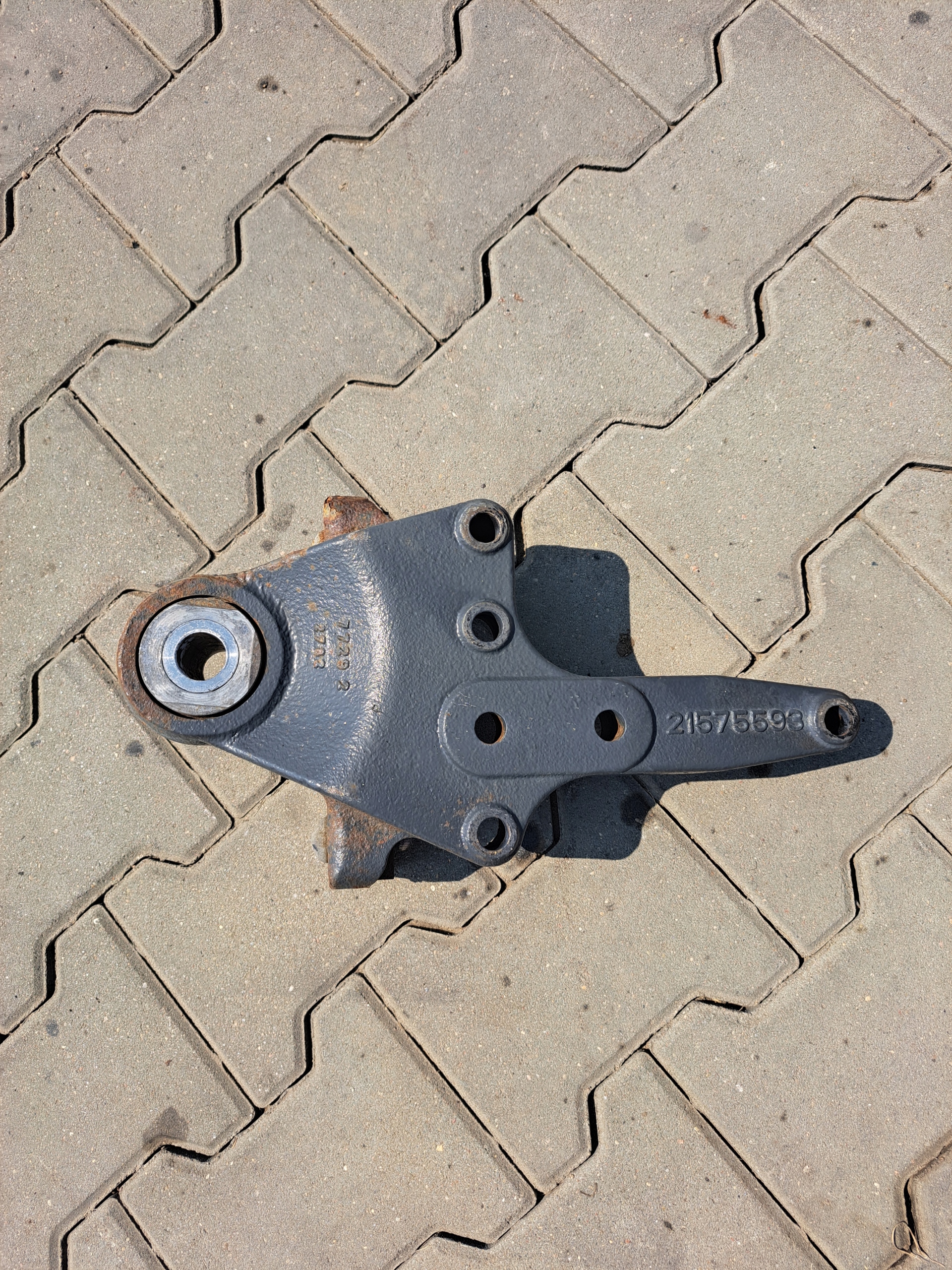 21575593 - КРЕПЛЕНИЕ ВЕШАЛКА РЕССОРА VOLVO FH 4 RENAULT GAMA T