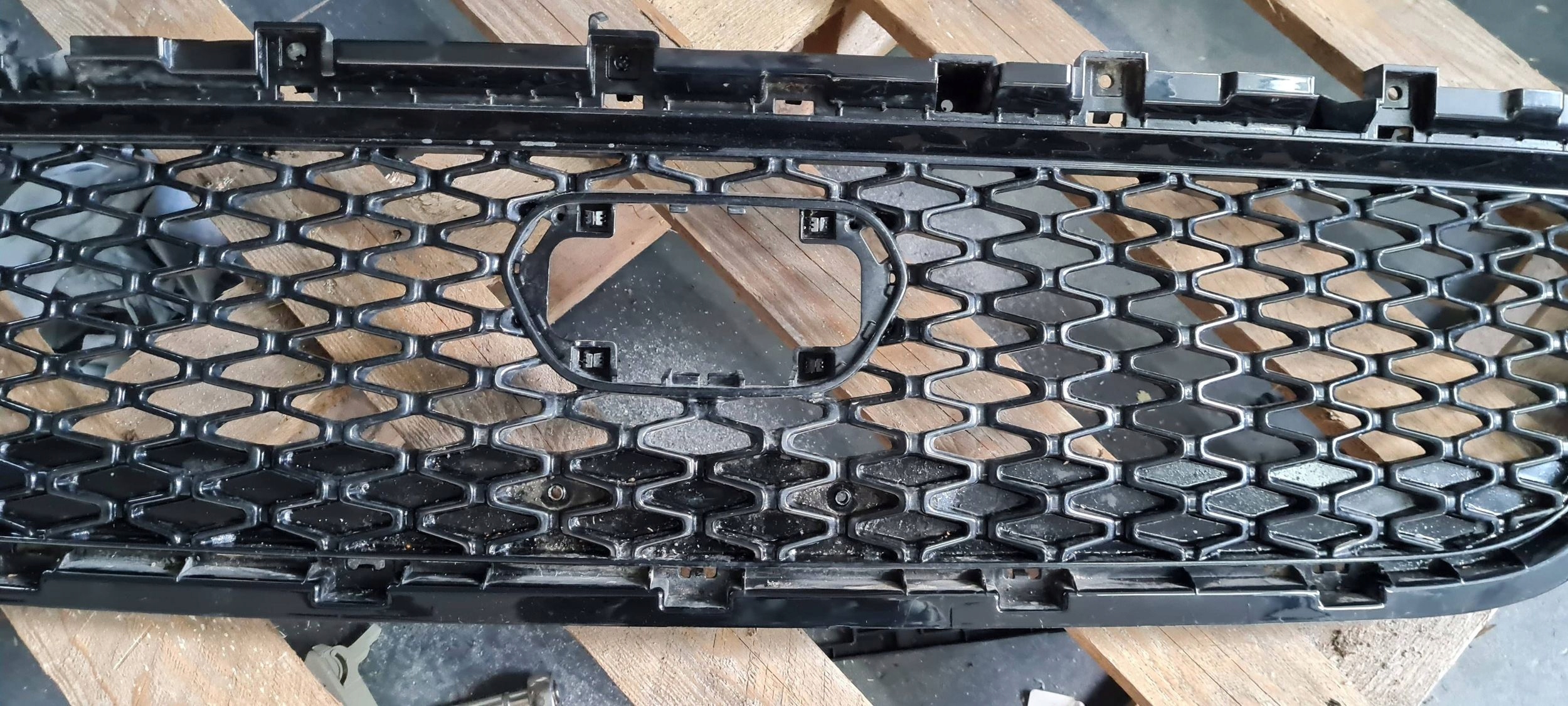 Chrysler Pacifica 2022 grid central lower of a bumper ORG 6WF63TRMAB