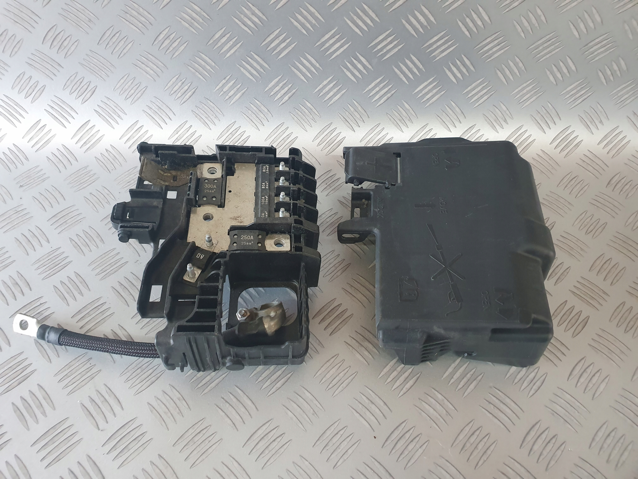 КОРПУС БЛОКА ПРЕДОХРАНИТЕЛЕЙ OPEL CORSA E