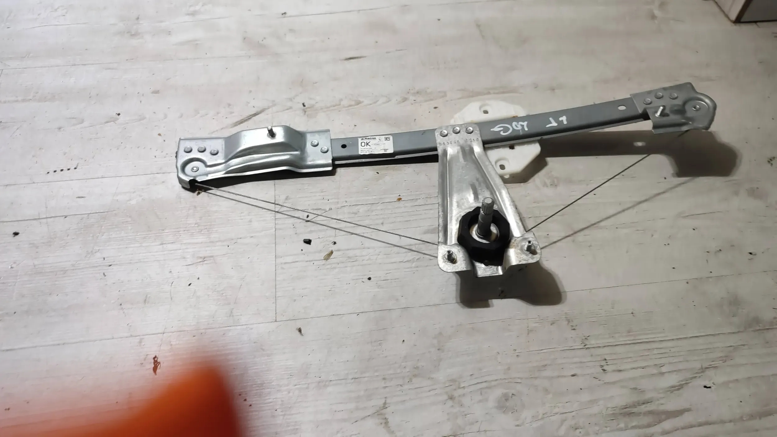 Dacia Logan II 2019r rear part side left window regulator door