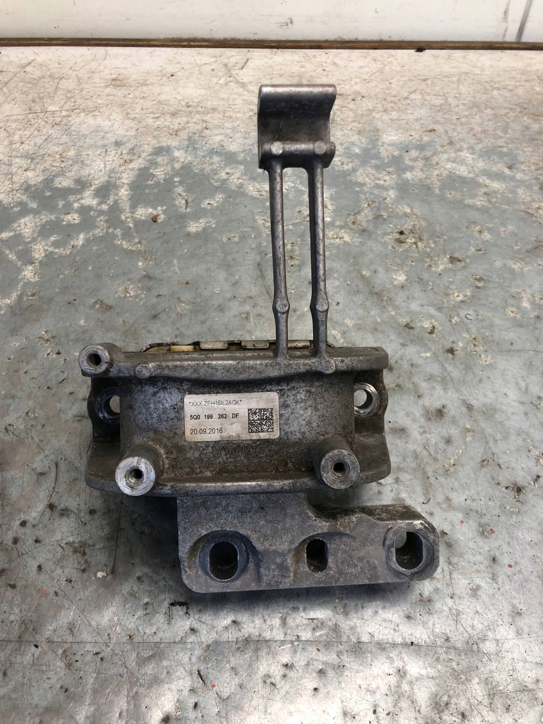 holder engine mount VW TOURAN III 5Q0199262DF