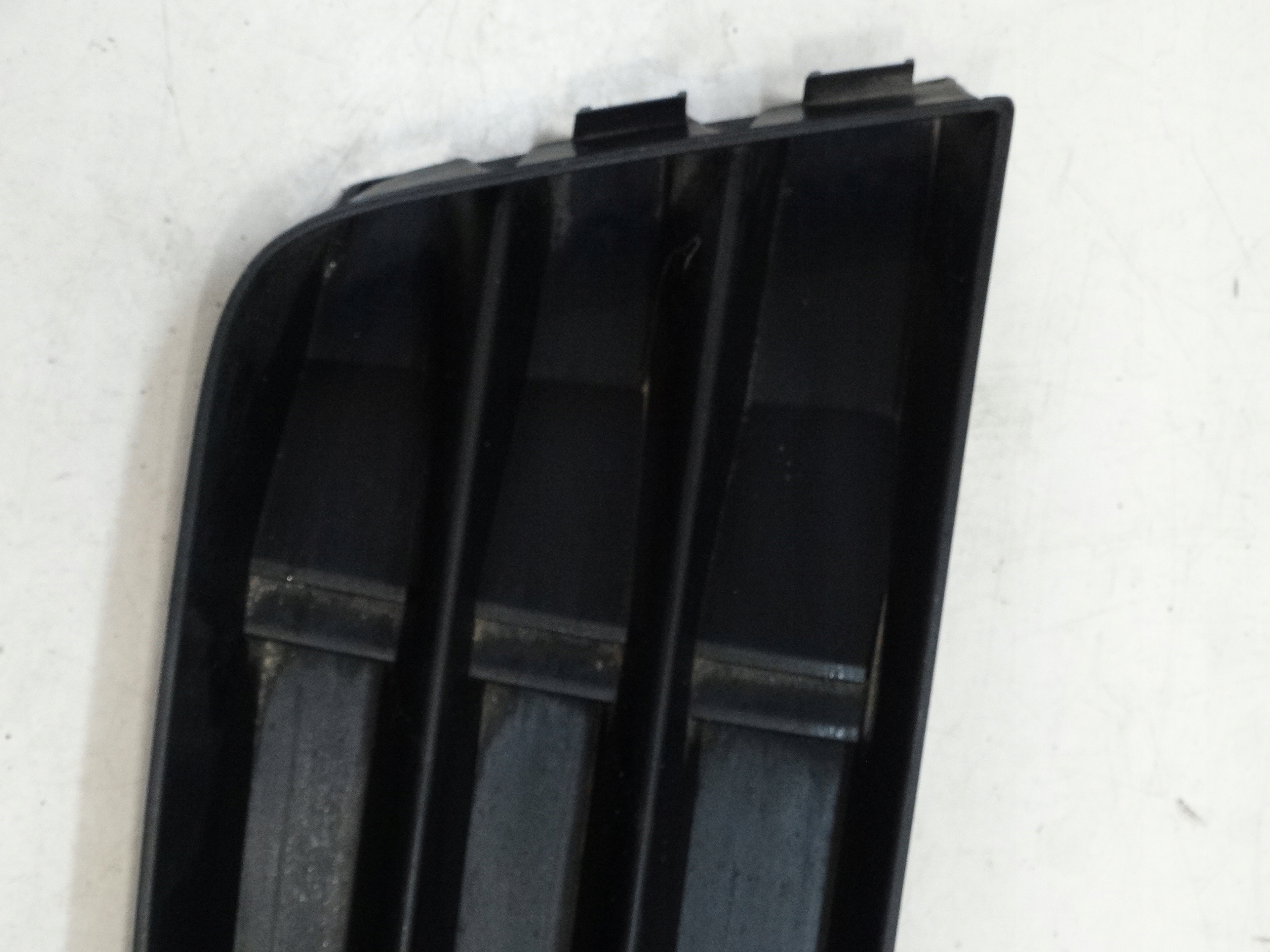 grid of a bumper left front AUDI A4 B9 8W0807681B 15-24r.