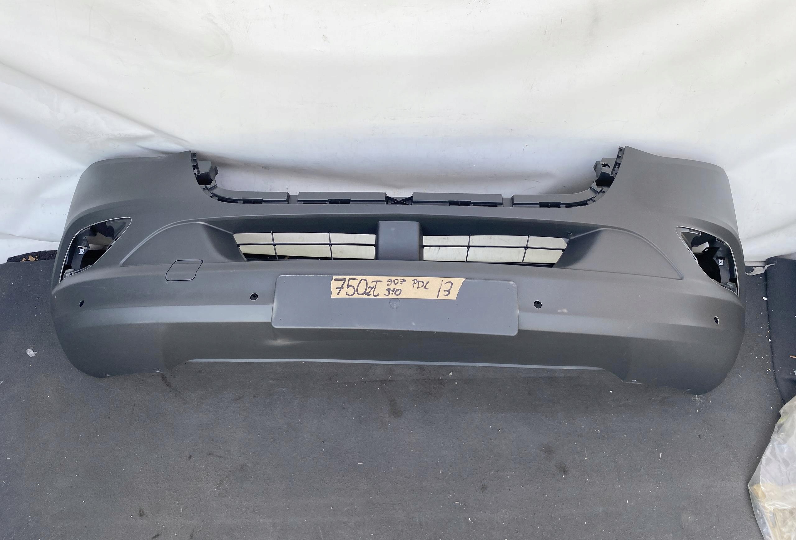 SPRINTER 907 910 17- front bumper original grey below fog lights and PDC