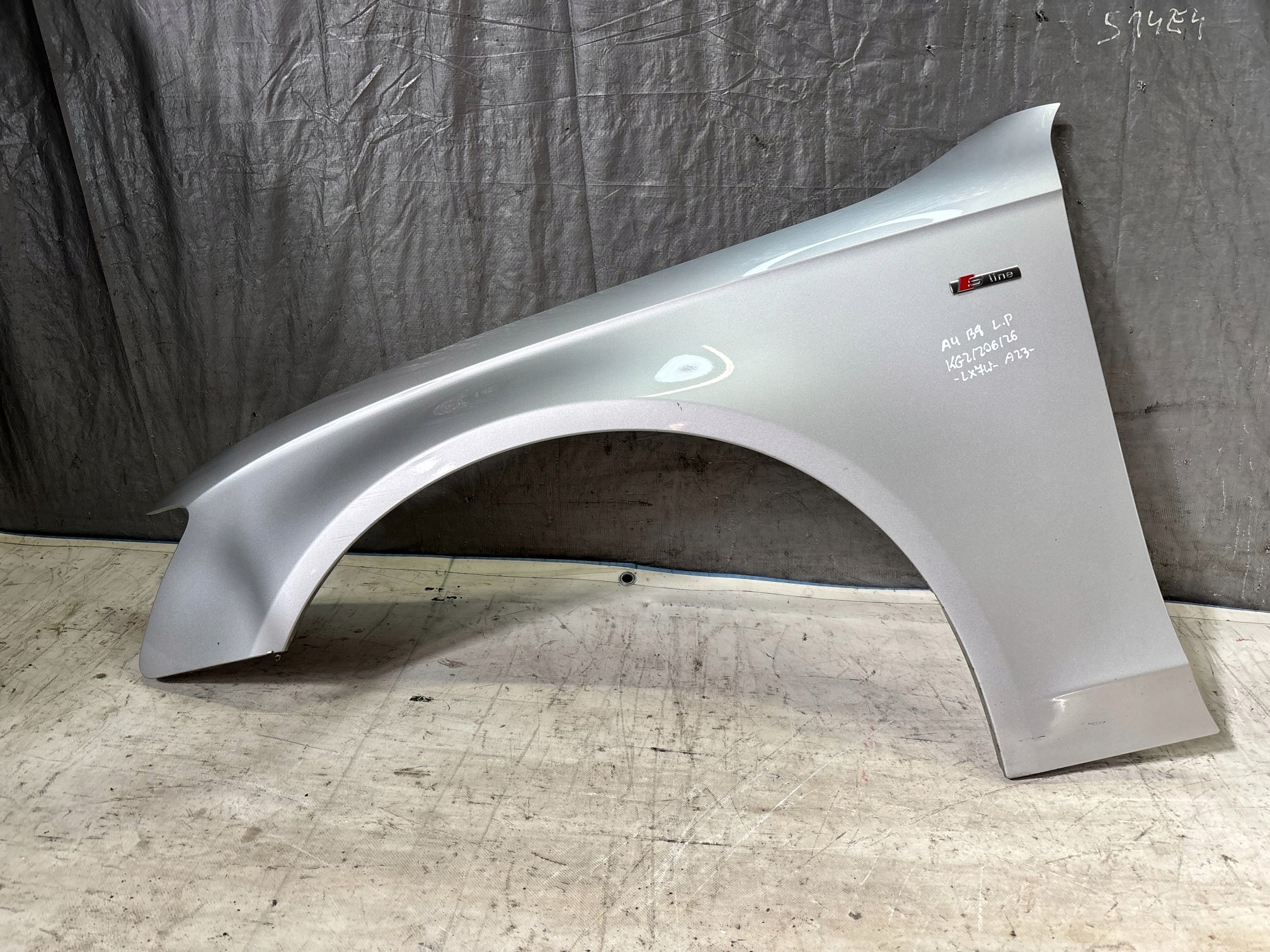 fender left front Audi A4 B8 przedlift k: LX7W