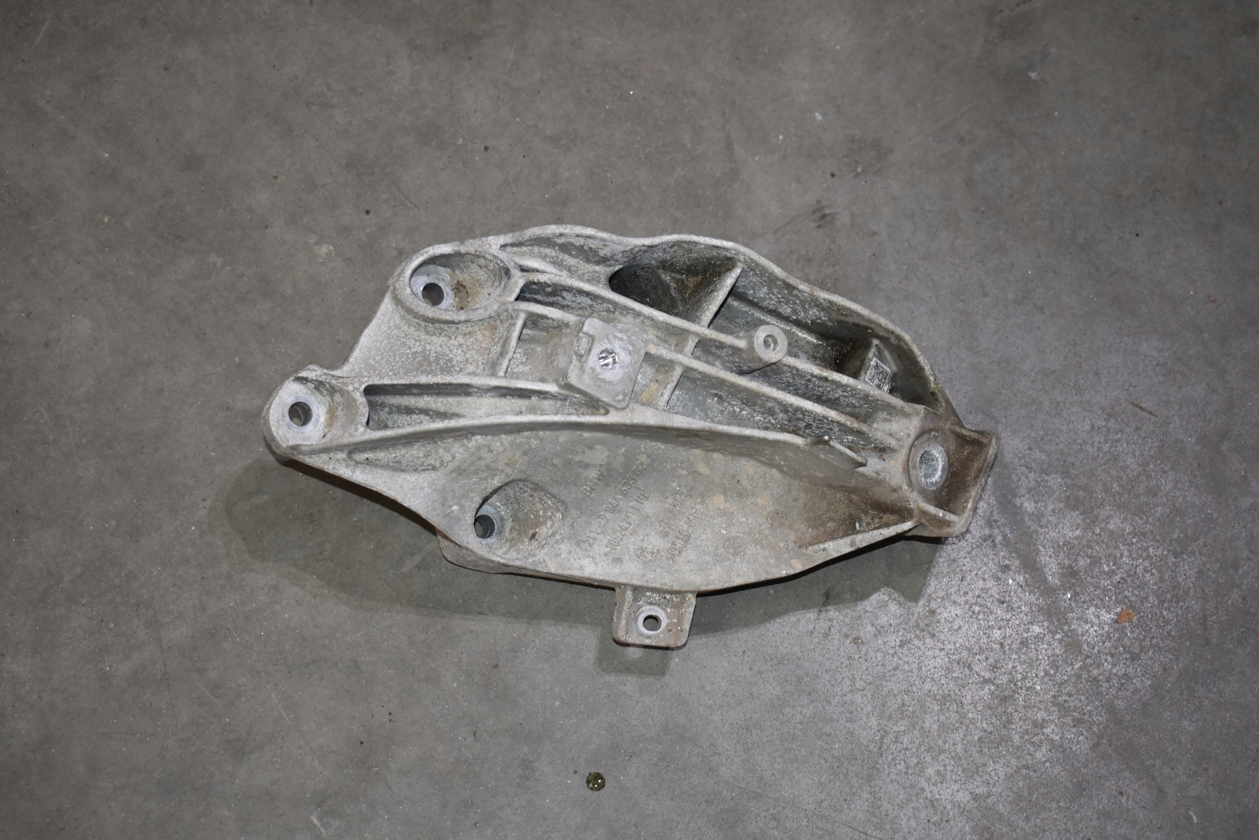 IDEALNA holder left engine mount BMW G05 G06 G07 G20 1