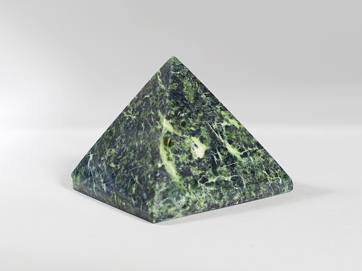 Piramida z serpentynitu Producent inny