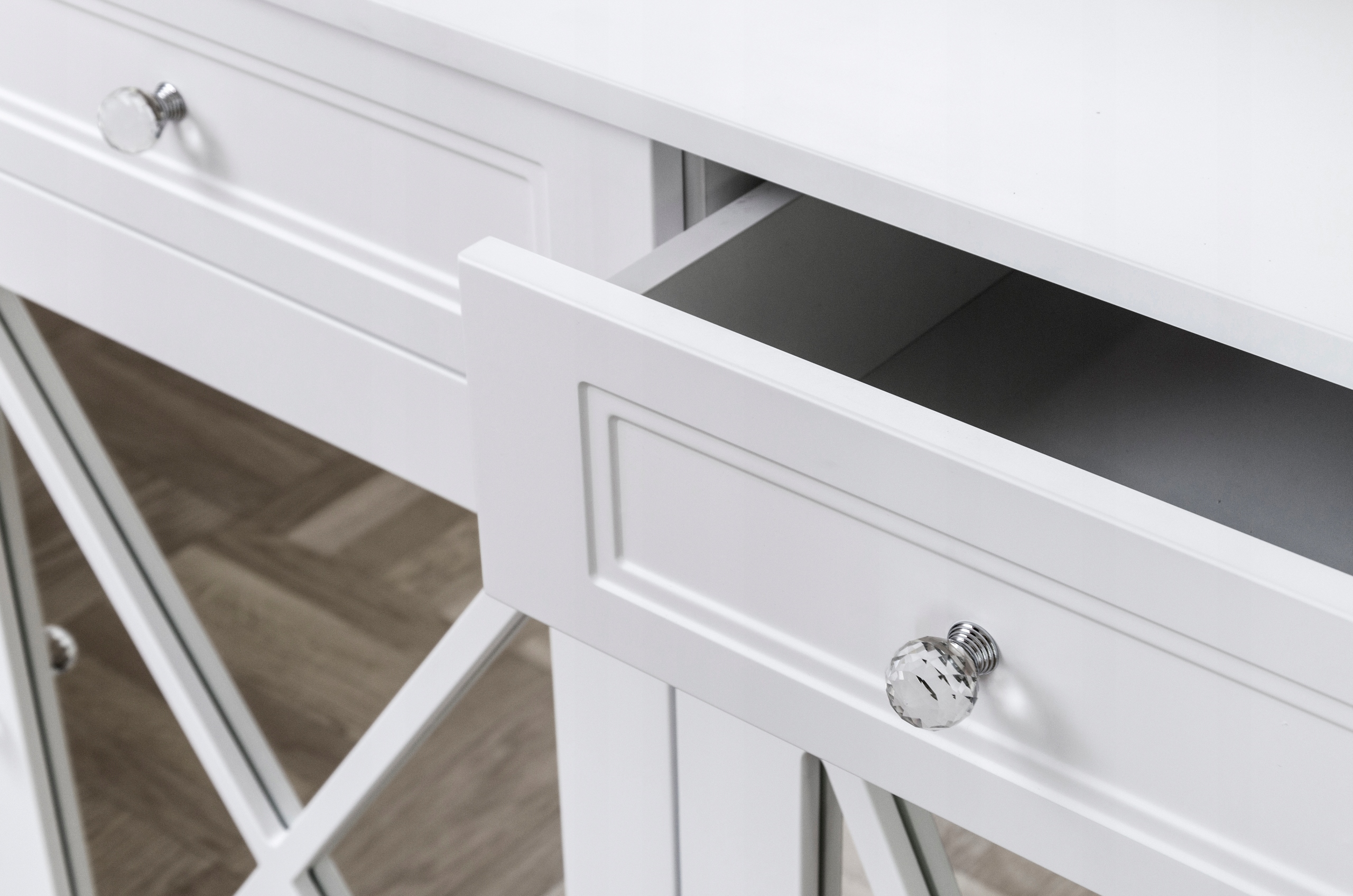 Kredens z drzwiczkami X i szufladami, mdf, biały Informacje dodatkowe ciche domknięcie szuflad