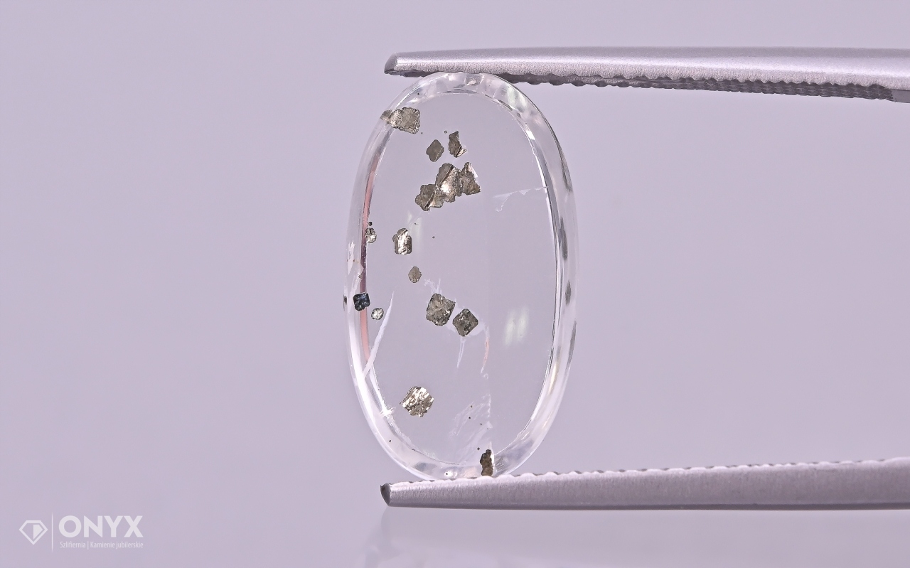 Křemen s pyritem konvexní mělký ovál 16x9 mm