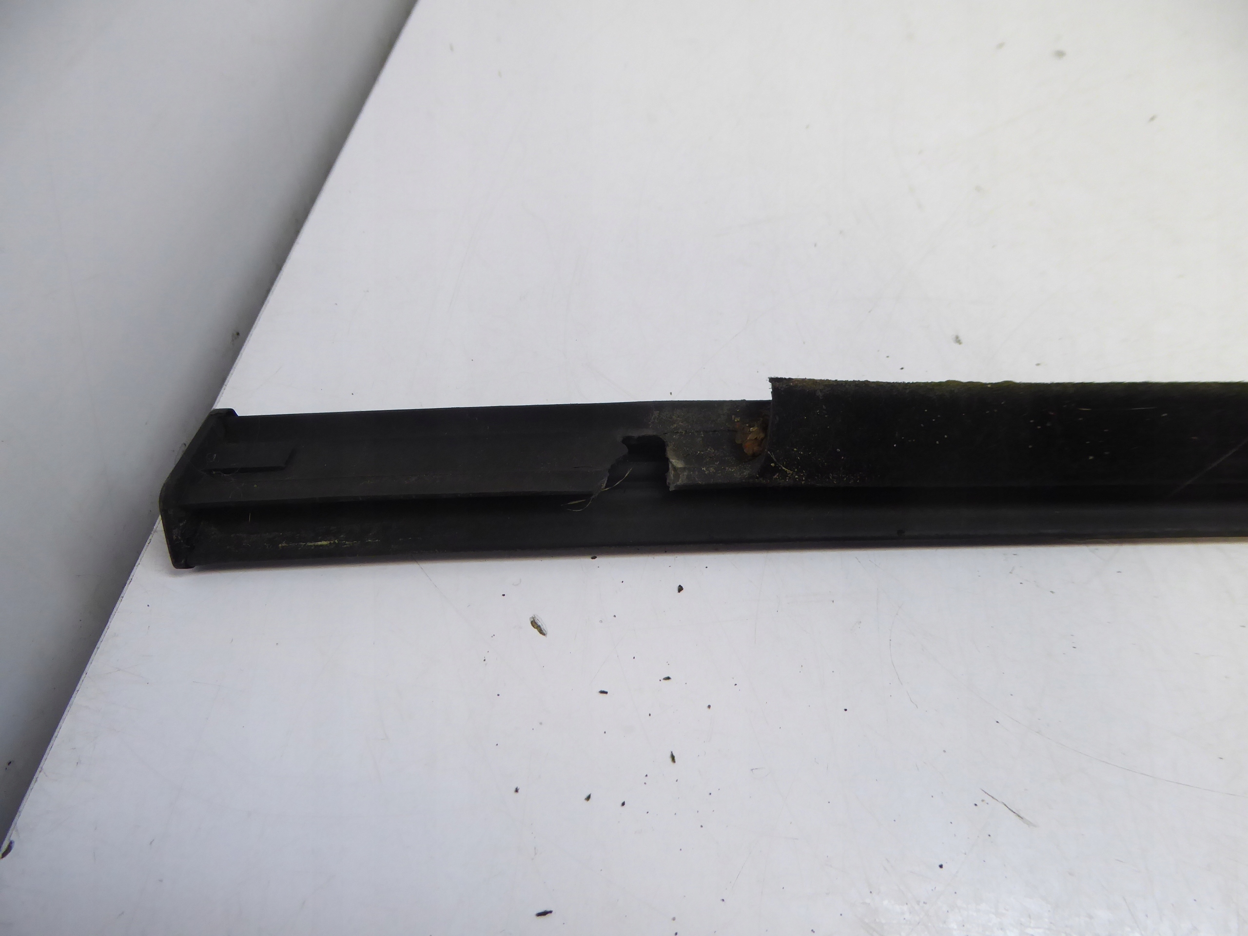 RENAULT SCENIC II LISTWA ZGARNIAJĄCA TYŁ PRAWA Producent części Renault OE