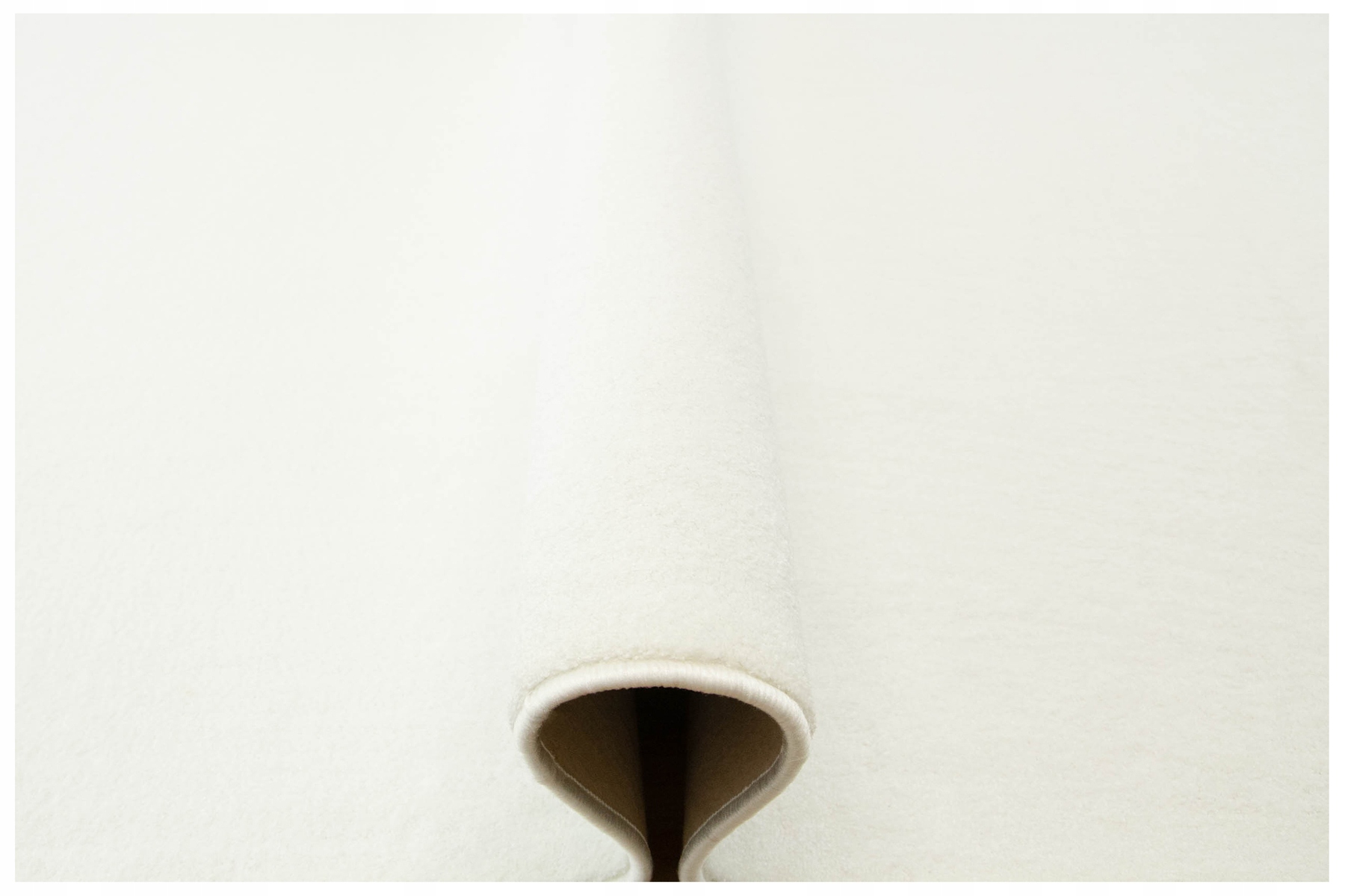 

szer. 4 m Biała Wykładzina Na Wymiar Do Sypialni