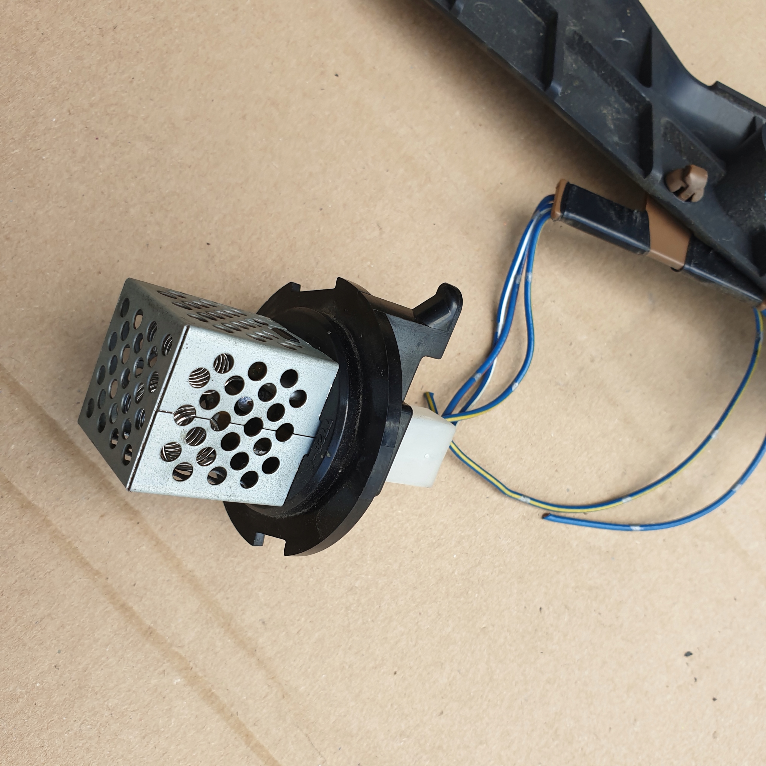 heater resistor DAIHATSU CUORE V 11D195 OE EU
