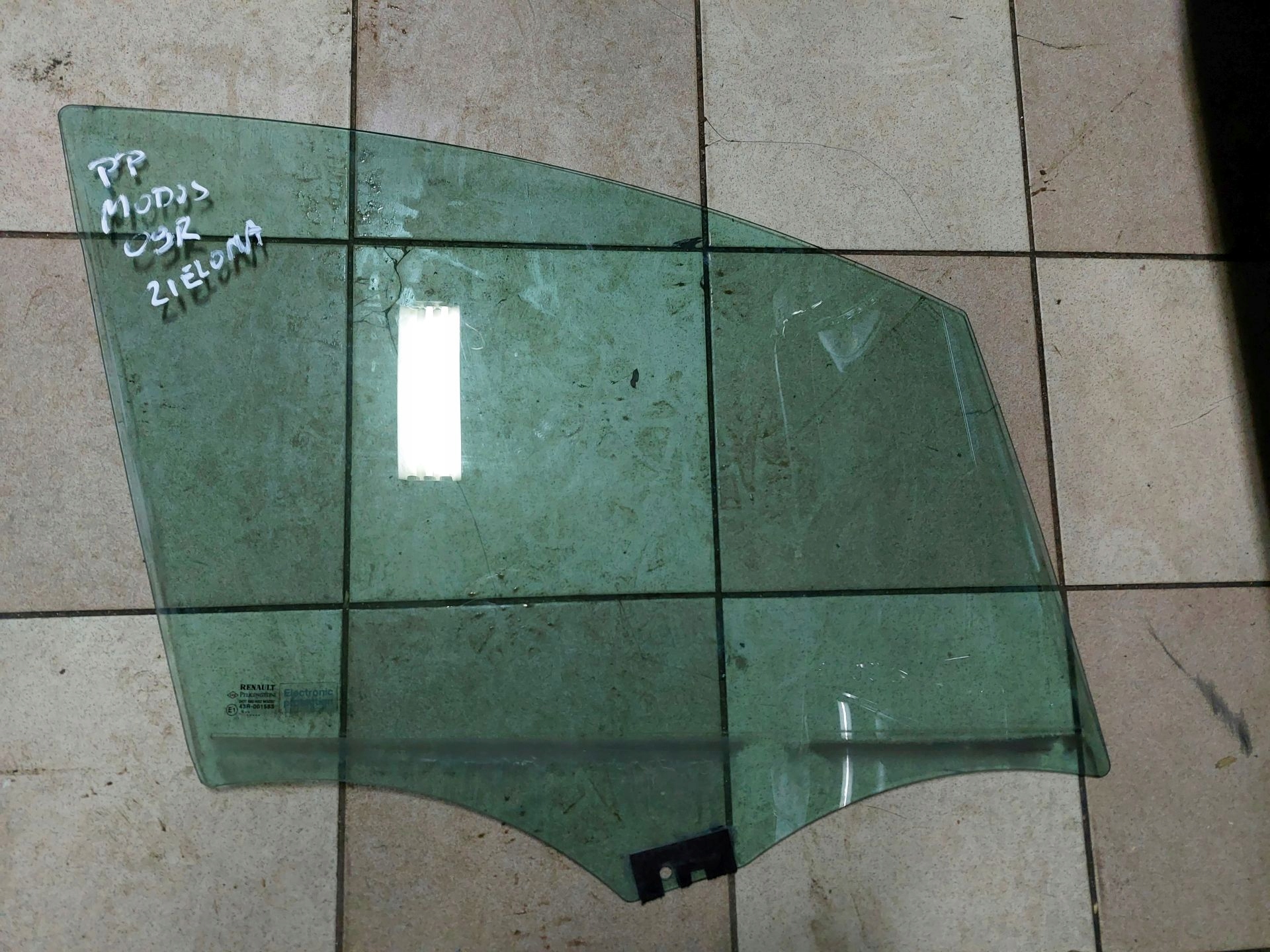 СКЛО ПЕРЕДНЬОЇ ПРАВОЇ ДВЕРІ RENAULT MODUS 2009
