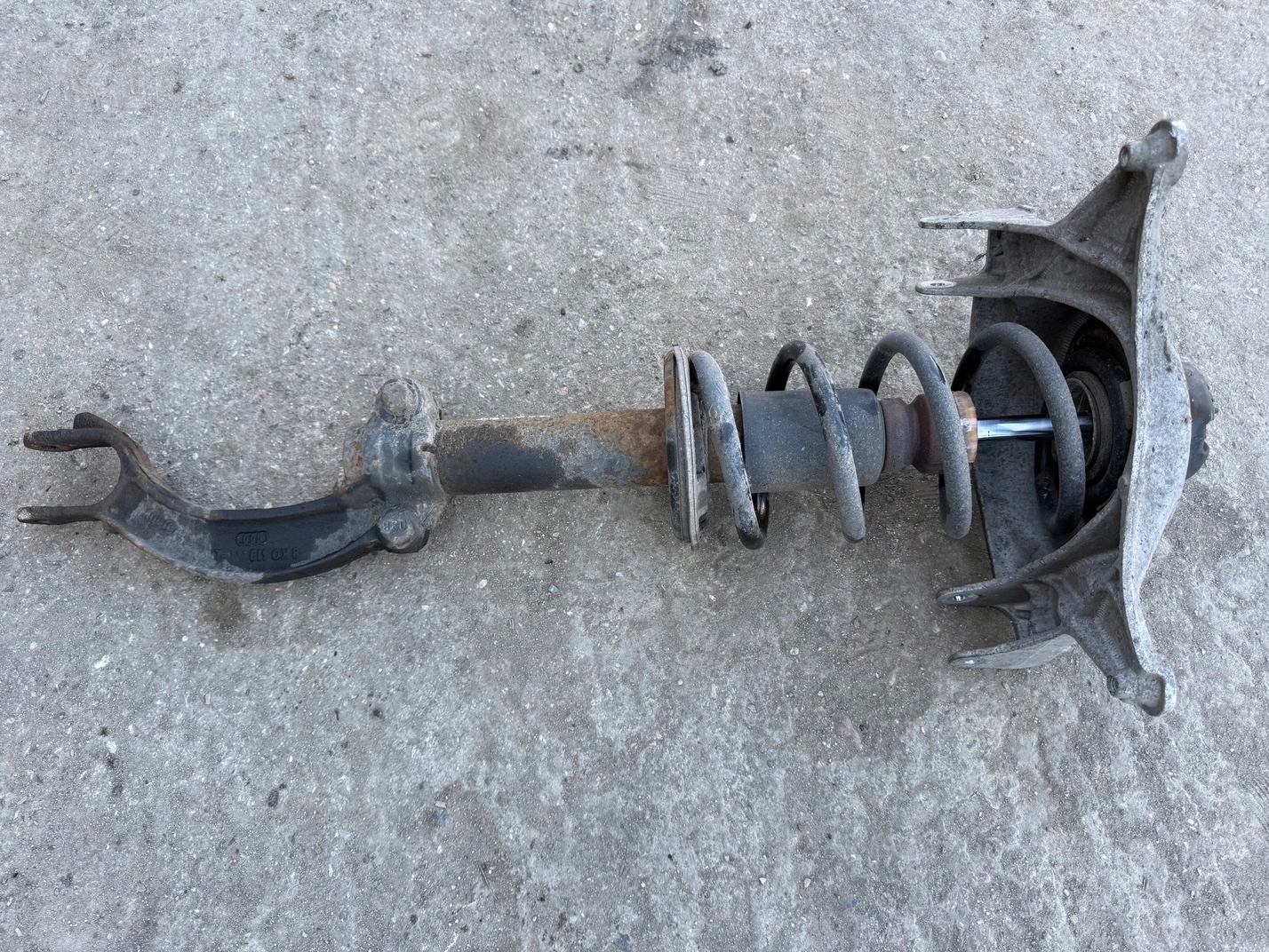 AUDI A4 B8 KOMBI AVANT 2.0 TDI shock absorber left front front 8K0031CH