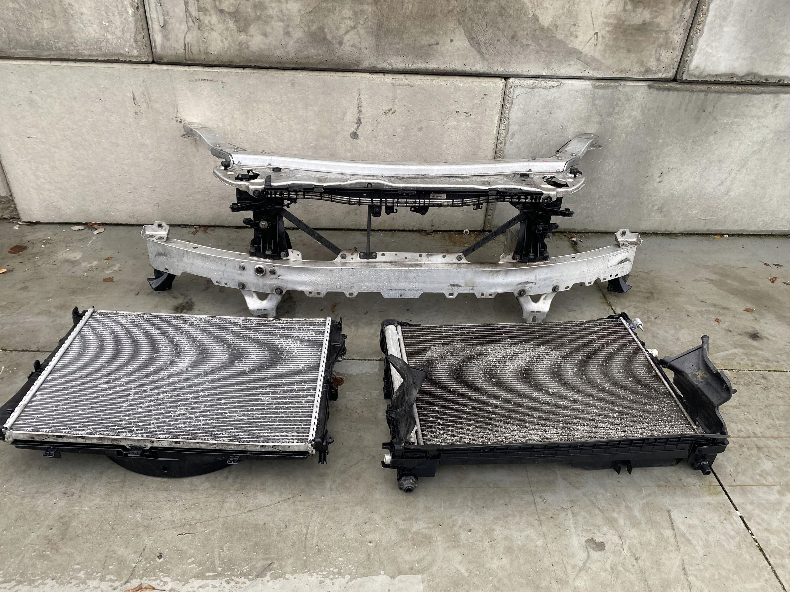 Mercedes E W213 2.0D pas przedni chłodnice