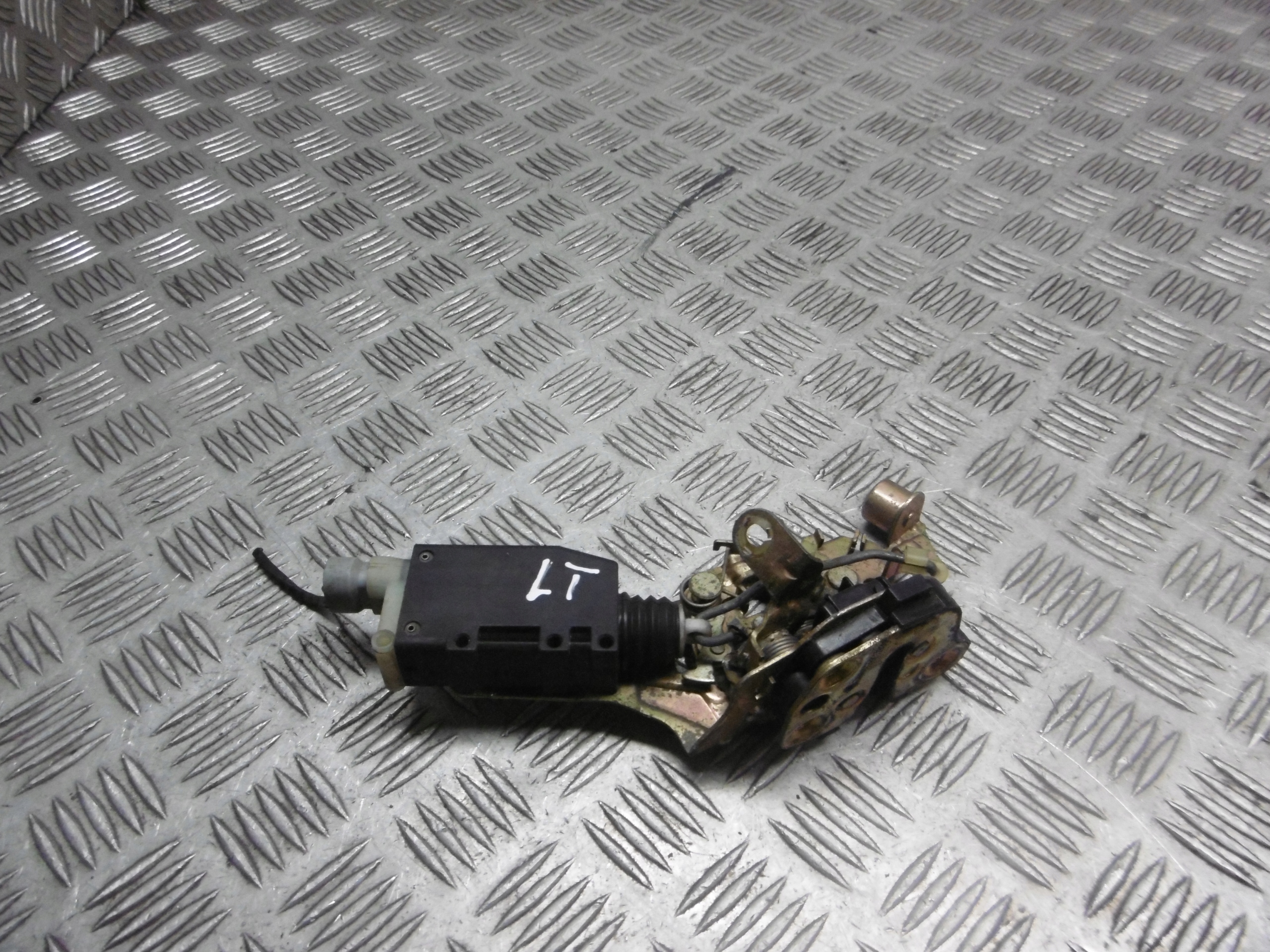 ZAMEK DRZWI LEWY TYŁ OPEL OMEGA B Producent części Opel OE