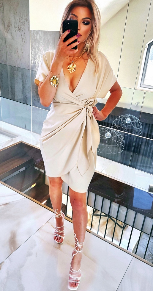 .SUKIENKA BEŻOWA ELEGANCKA KOPERTOWA WYSZCZUPLAJACA Z MARSZCZENIAMI 34 Kolor beżowy