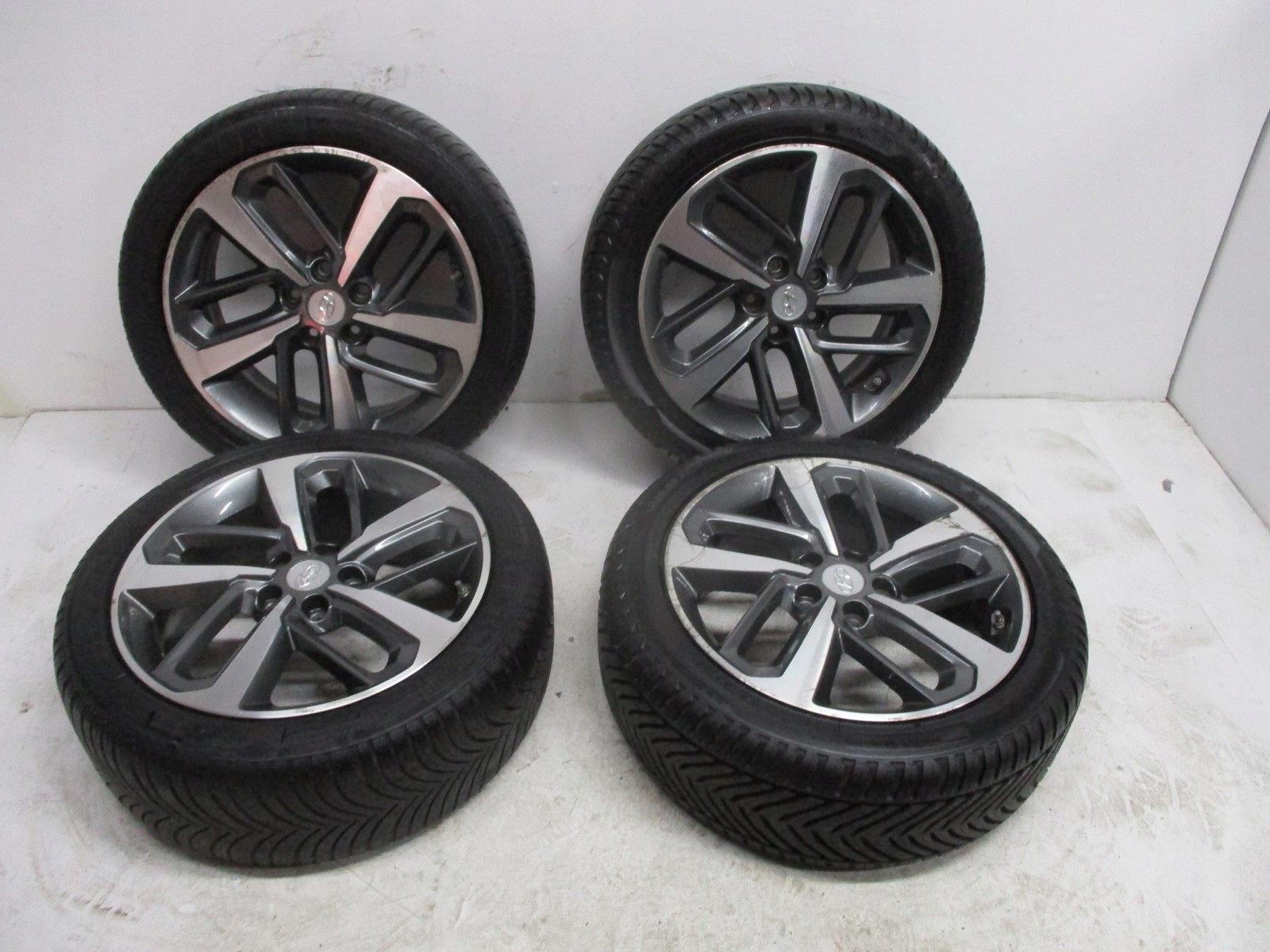 Колеса диски шини HYUNDAI KONA R18