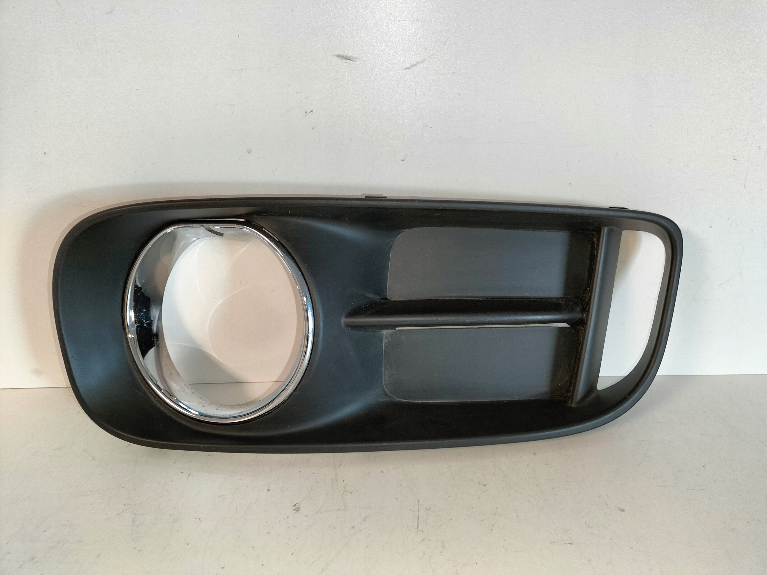 grille grid of a bumper front left MINI COUNTRYMAN F60 17