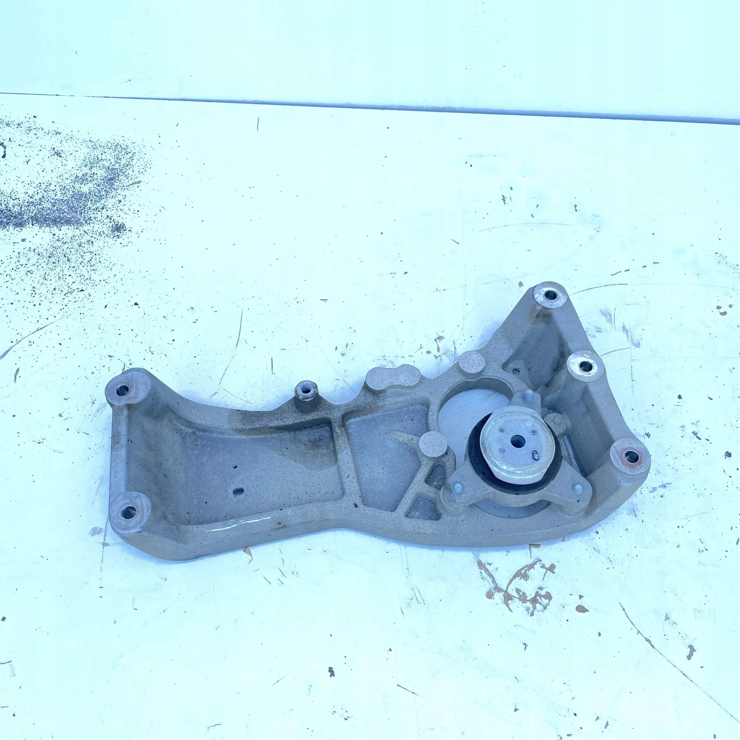 MASERATI LEVANTE 3.0 D ENGINE MOUNT 670105591