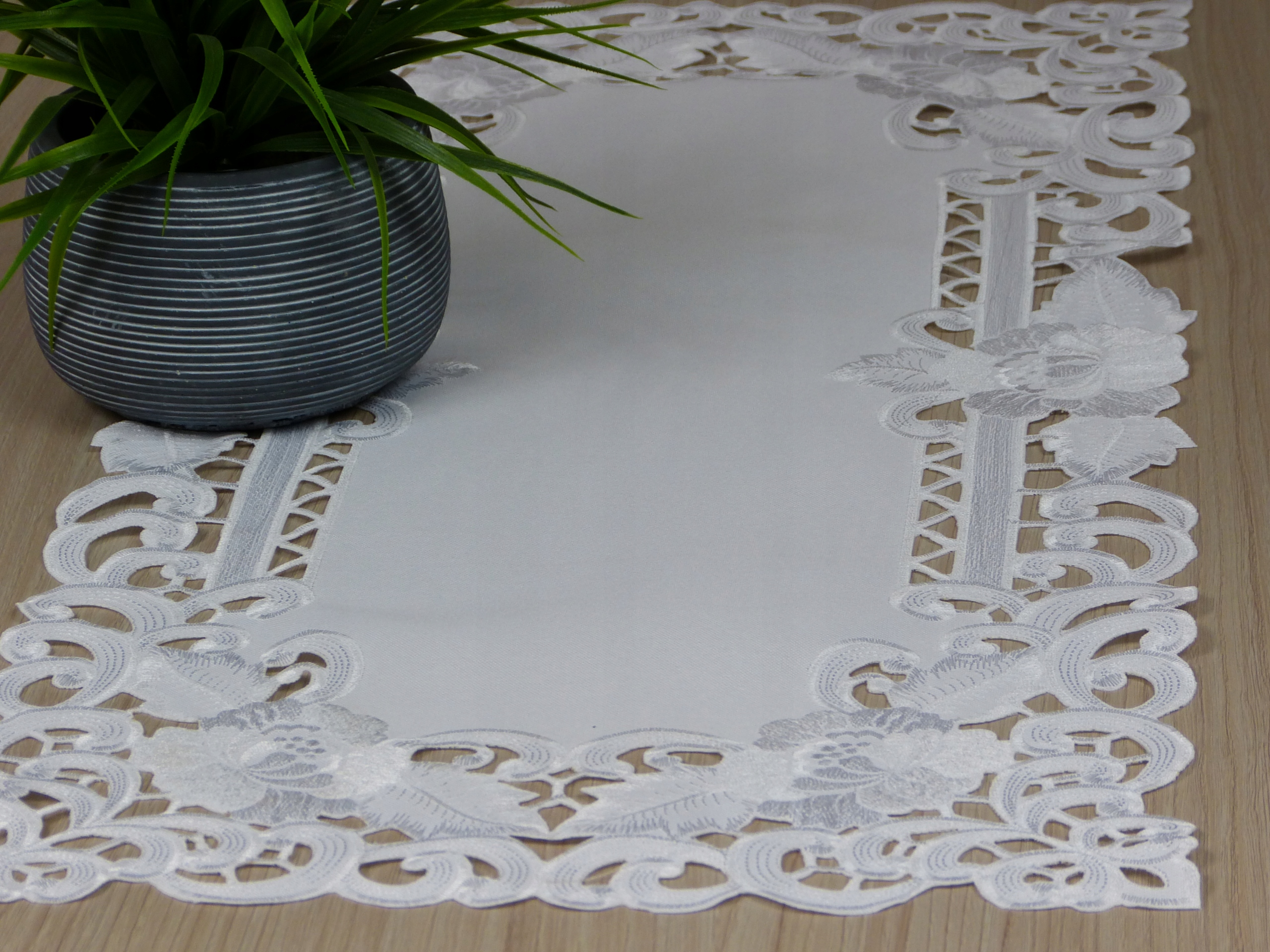 

Bieżnik haftowany na ławę 40x85cm biały Kalina