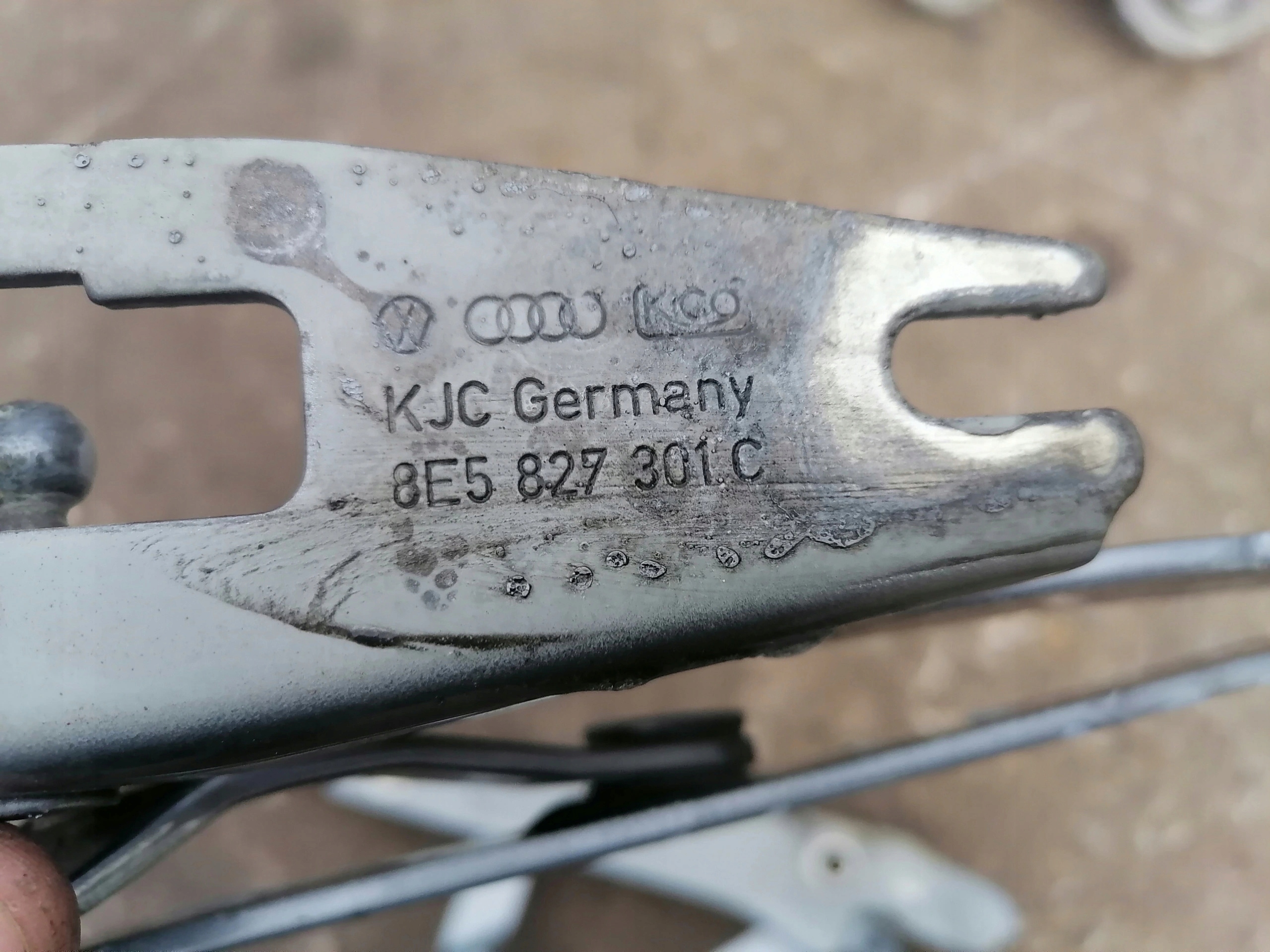 AUDI A4 B7 Scharnier hinten heckklappe