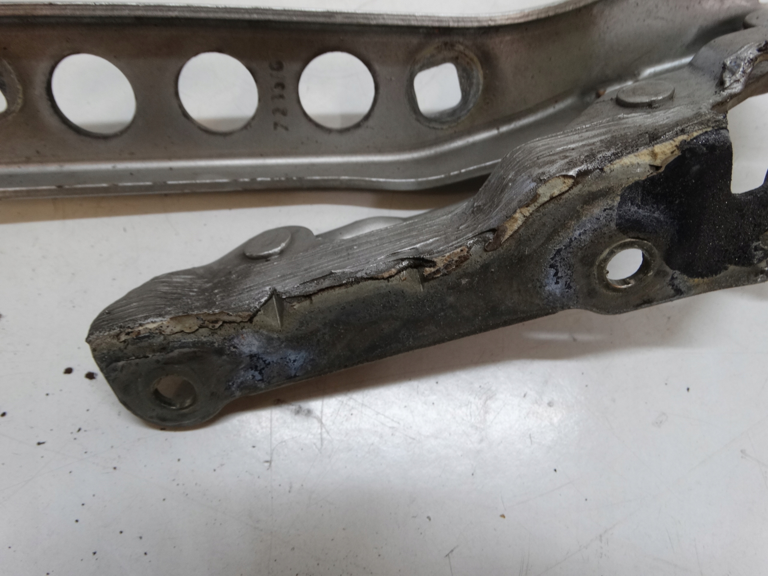 hinge bonnets right SKODA OCTAVIA II 1Z0823302C