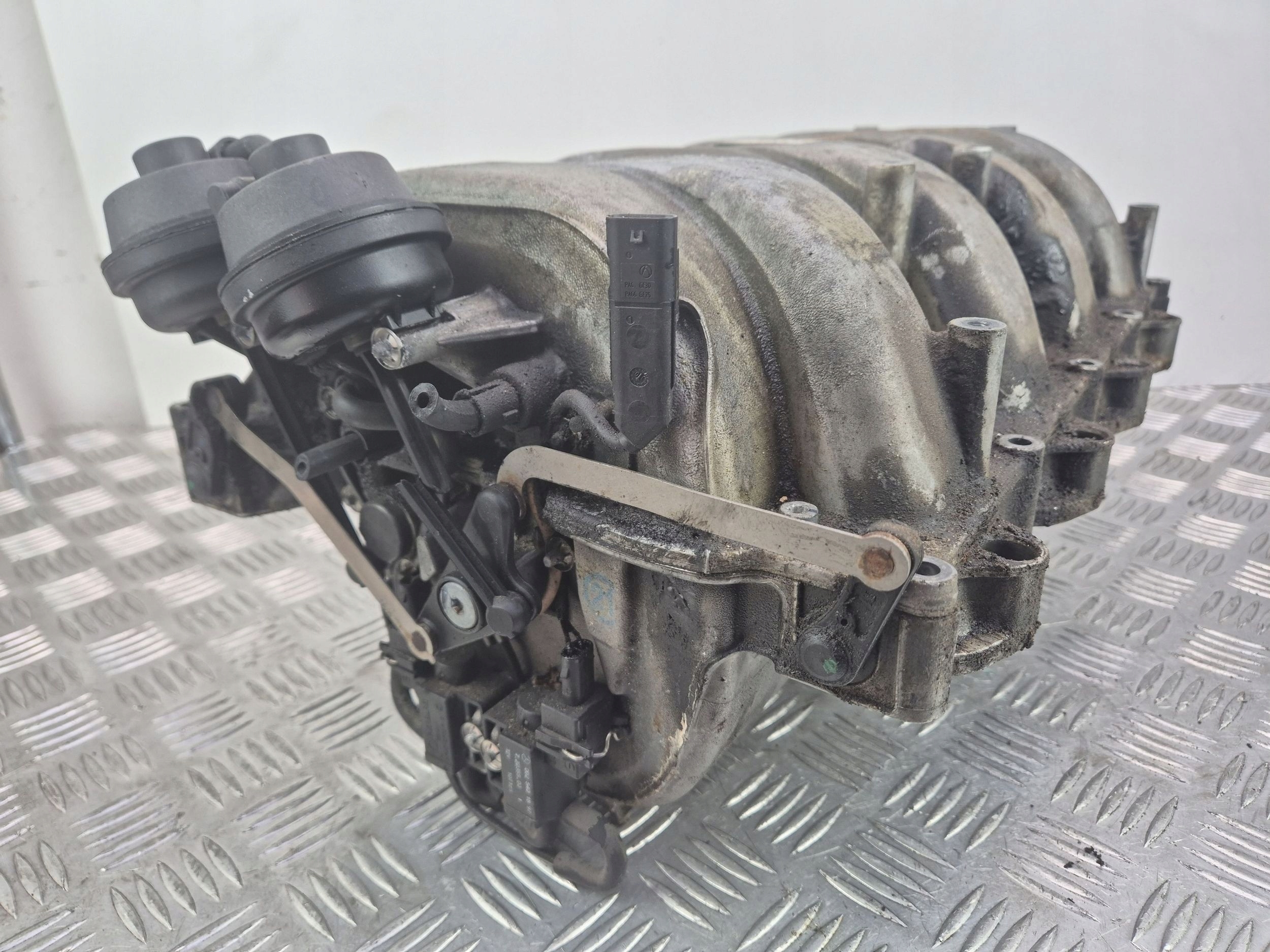 Mercedes E500 W212 5.5 intake manifold A2731400701