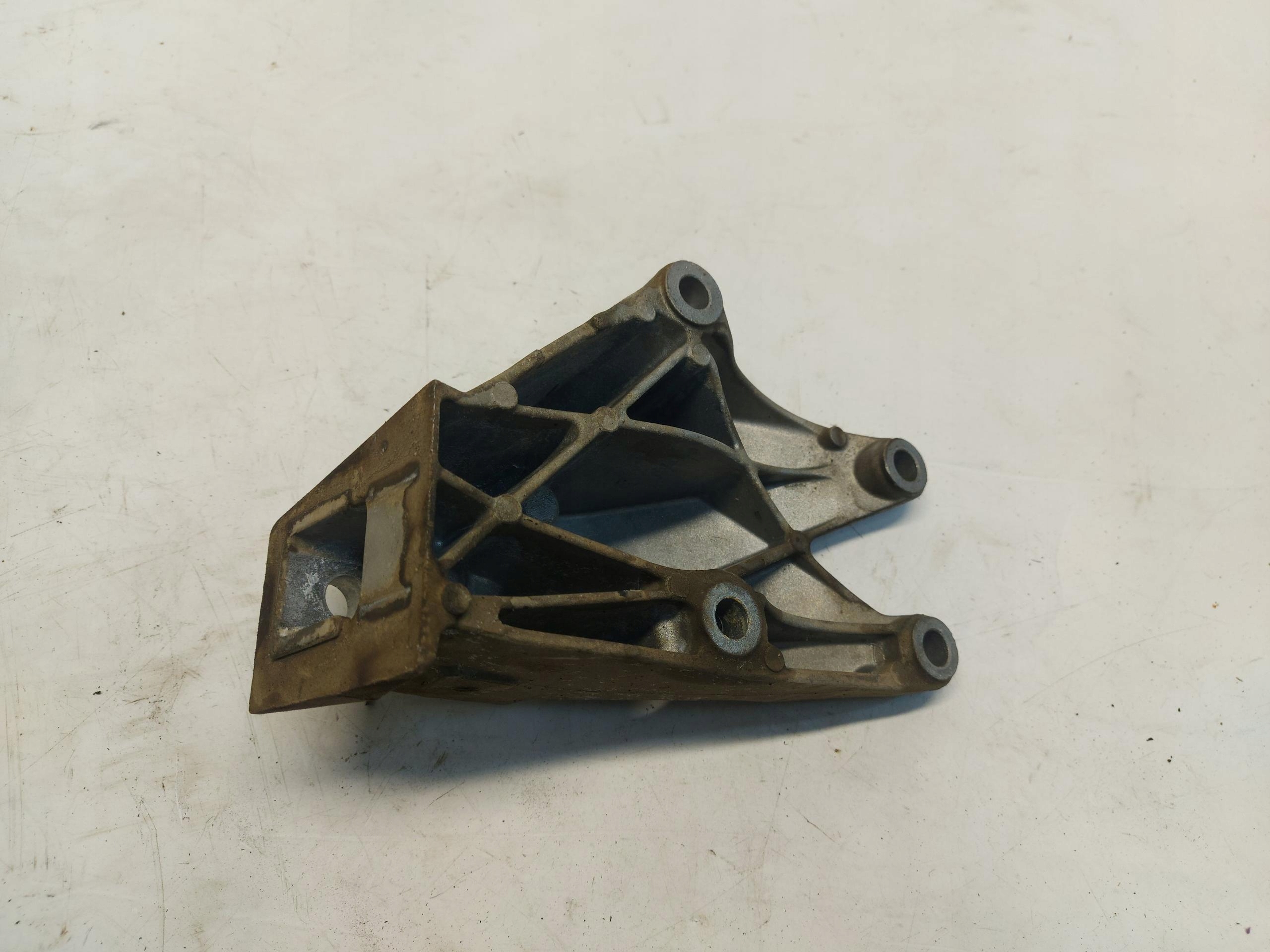 BMW G20 330e holder engine mount left 6876207