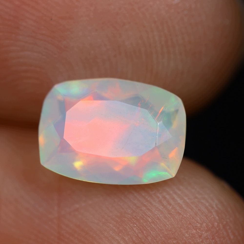 Přírodní opál 1.37 ct Cushion Etiopie certifikát Wbd