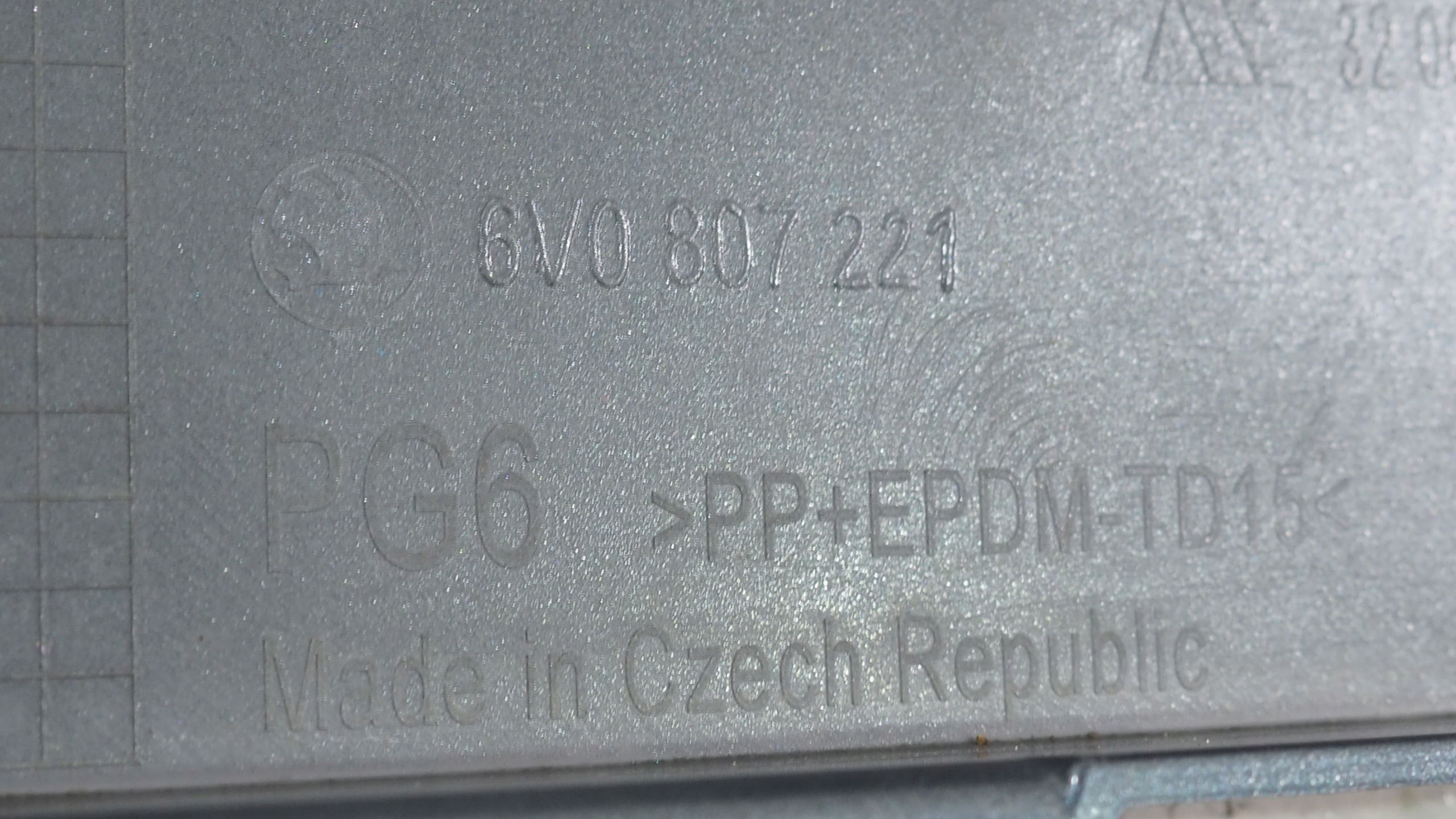 Skoda Fabia III bumper front front 6V0807221