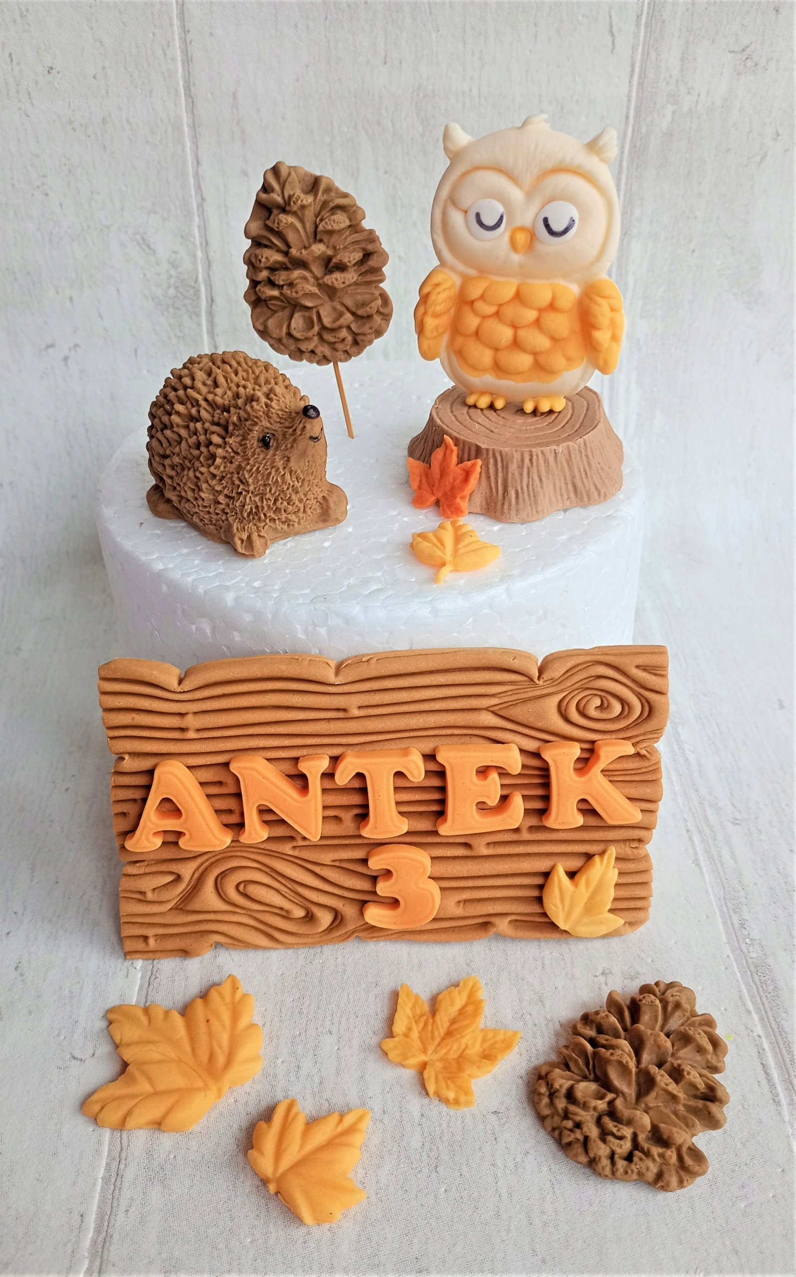 Zwierzątka leśne 2 figurki deseczka Zestaw figurek z masy cukrowej na tort