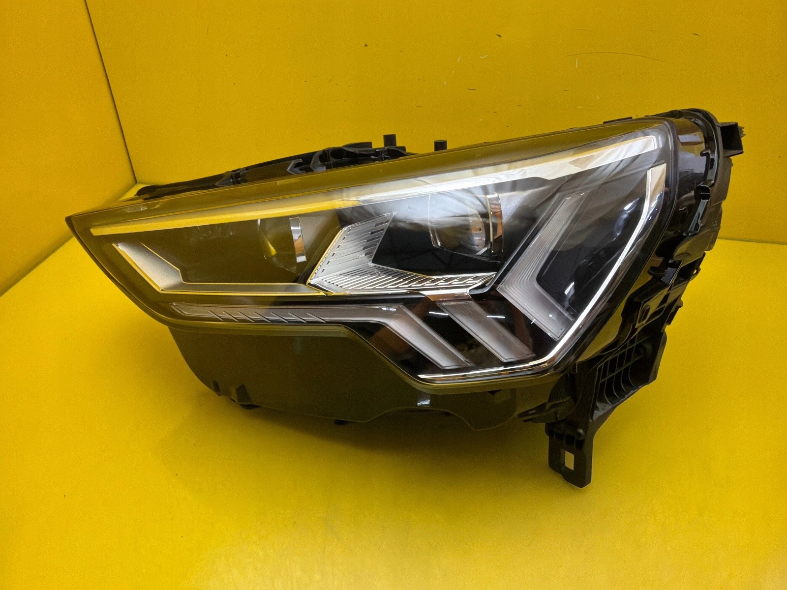 light left Audi Q3 83A Full Led Matrix 83A941035