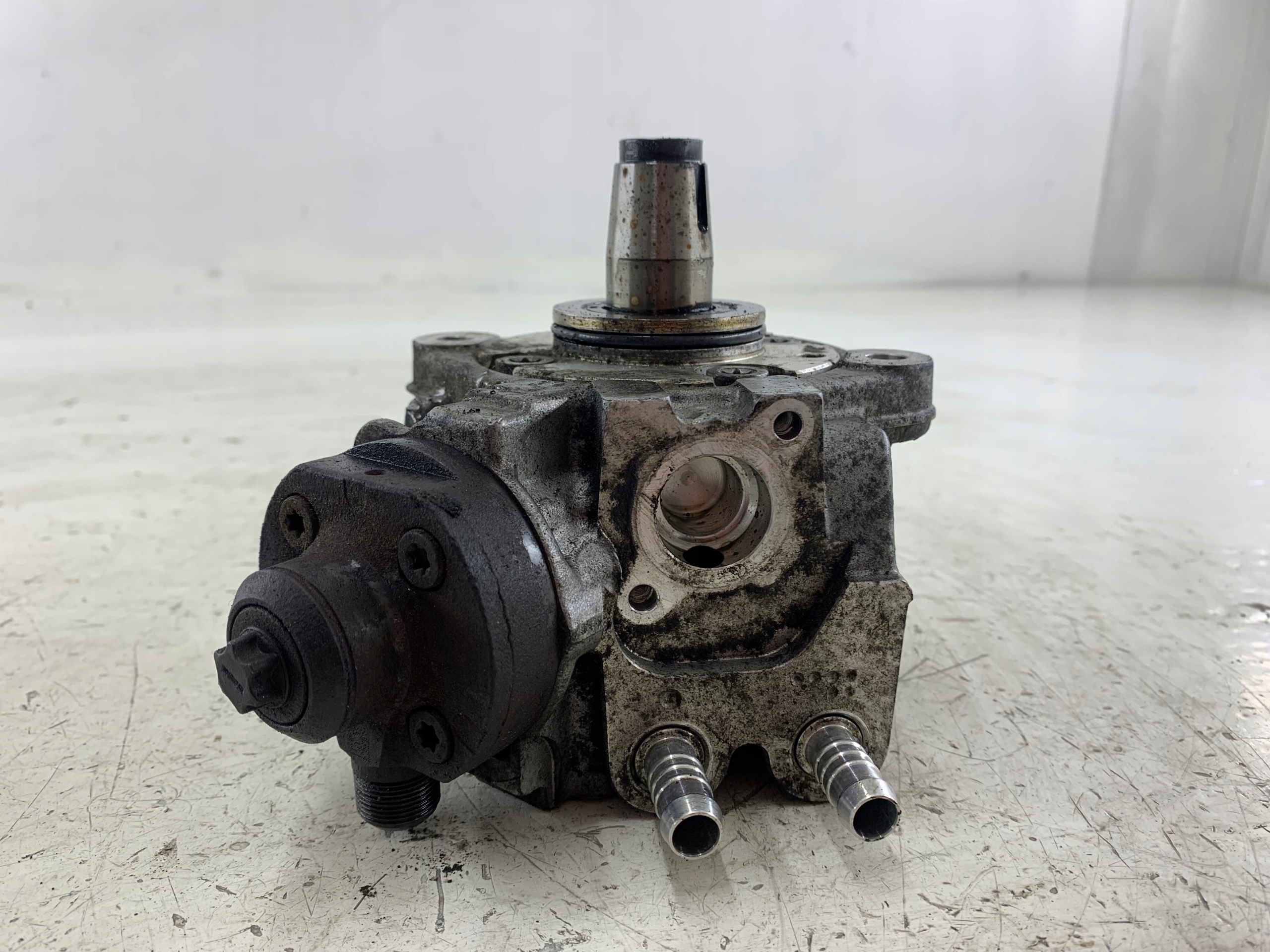 BMW E90 E91 E87 E81 2.0 D Einspritzpumpe 7797874