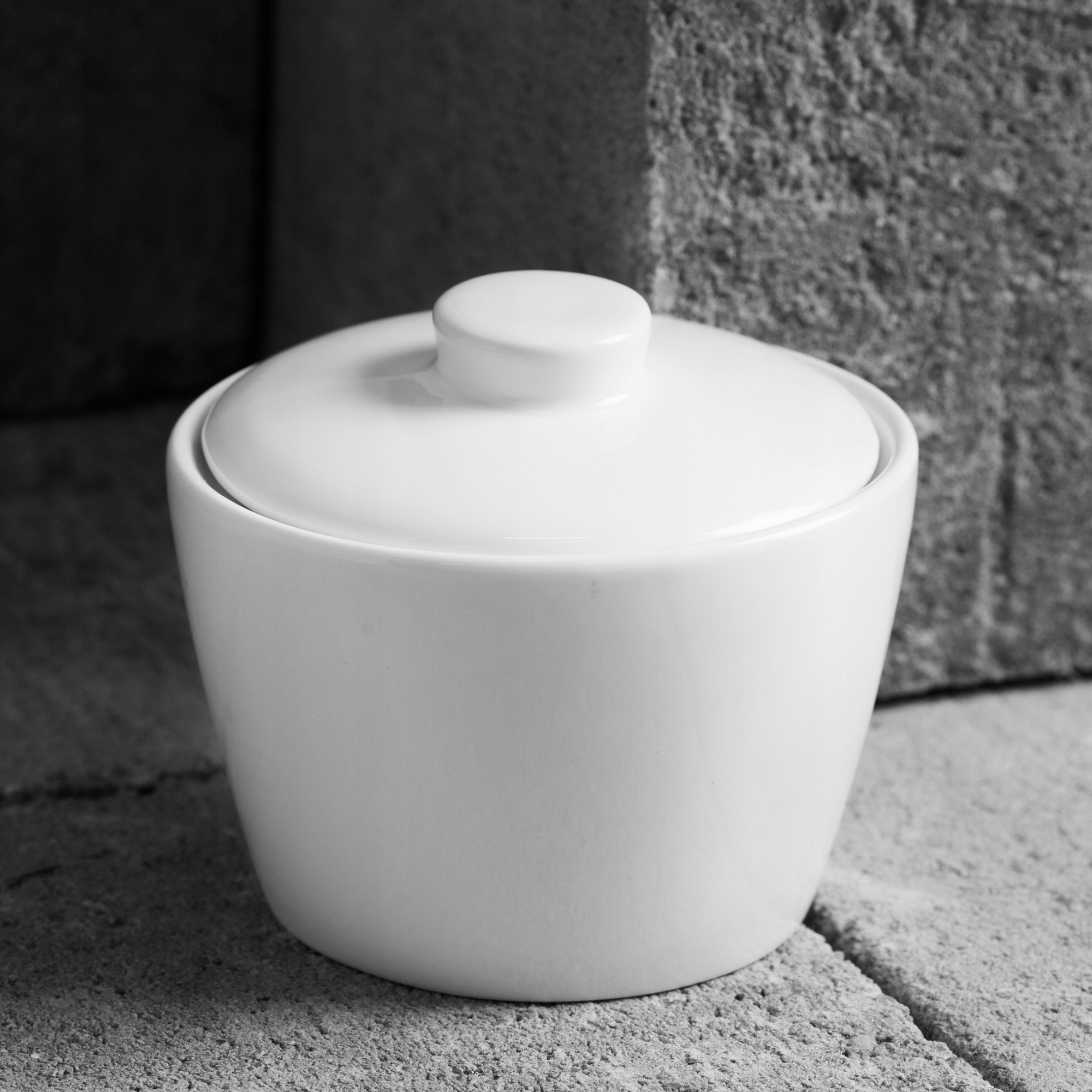 CUKIERNICA PORCELANOWA Z POKRYWKĄ I OTWOREM 200ml Marka Ambition