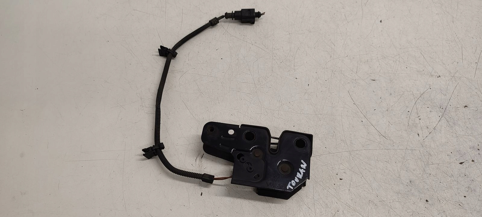 bonnet latch lock VW Touran and LIFT 1,4 TSI