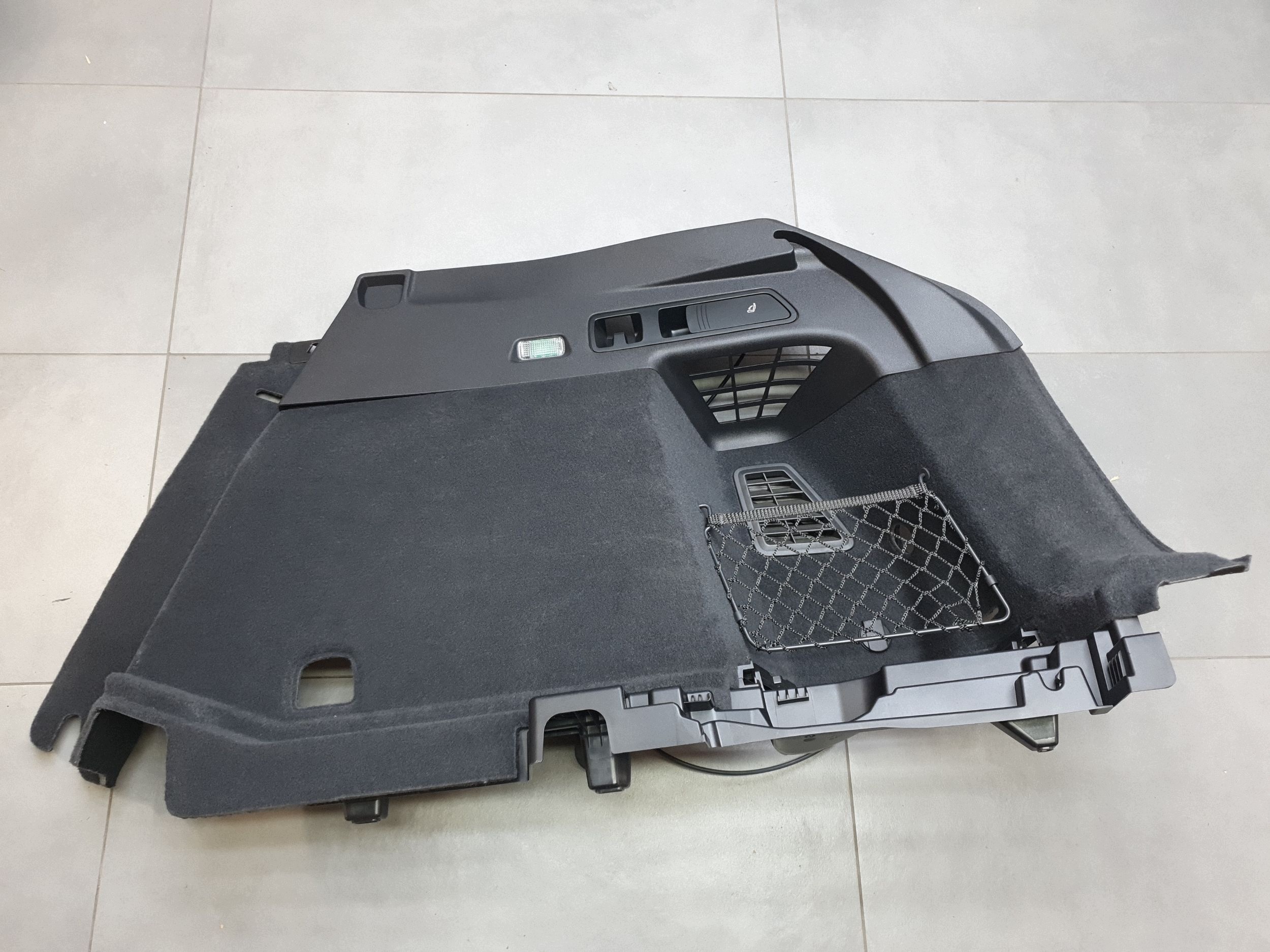 Audi SQ6 e-tron tapacír kufru pravý 85H863880A