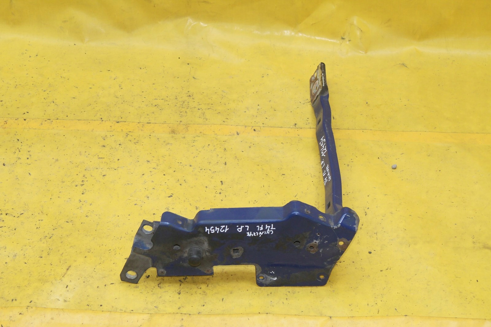 Крепление окуляра лампы левый передний VW T4